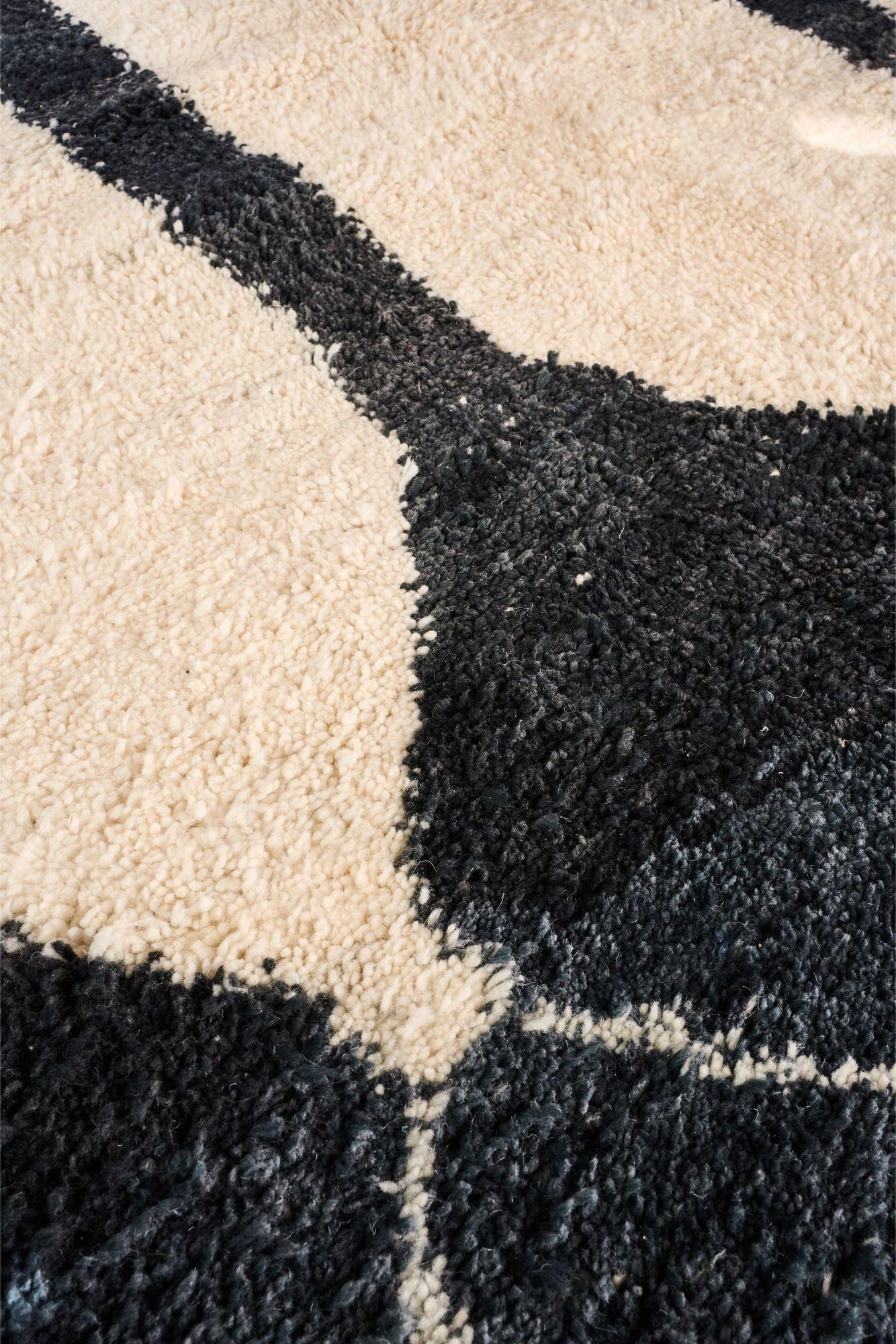 Large black and white Moroccan Berber rug In Excellent Condition For Sale In Malton, GB