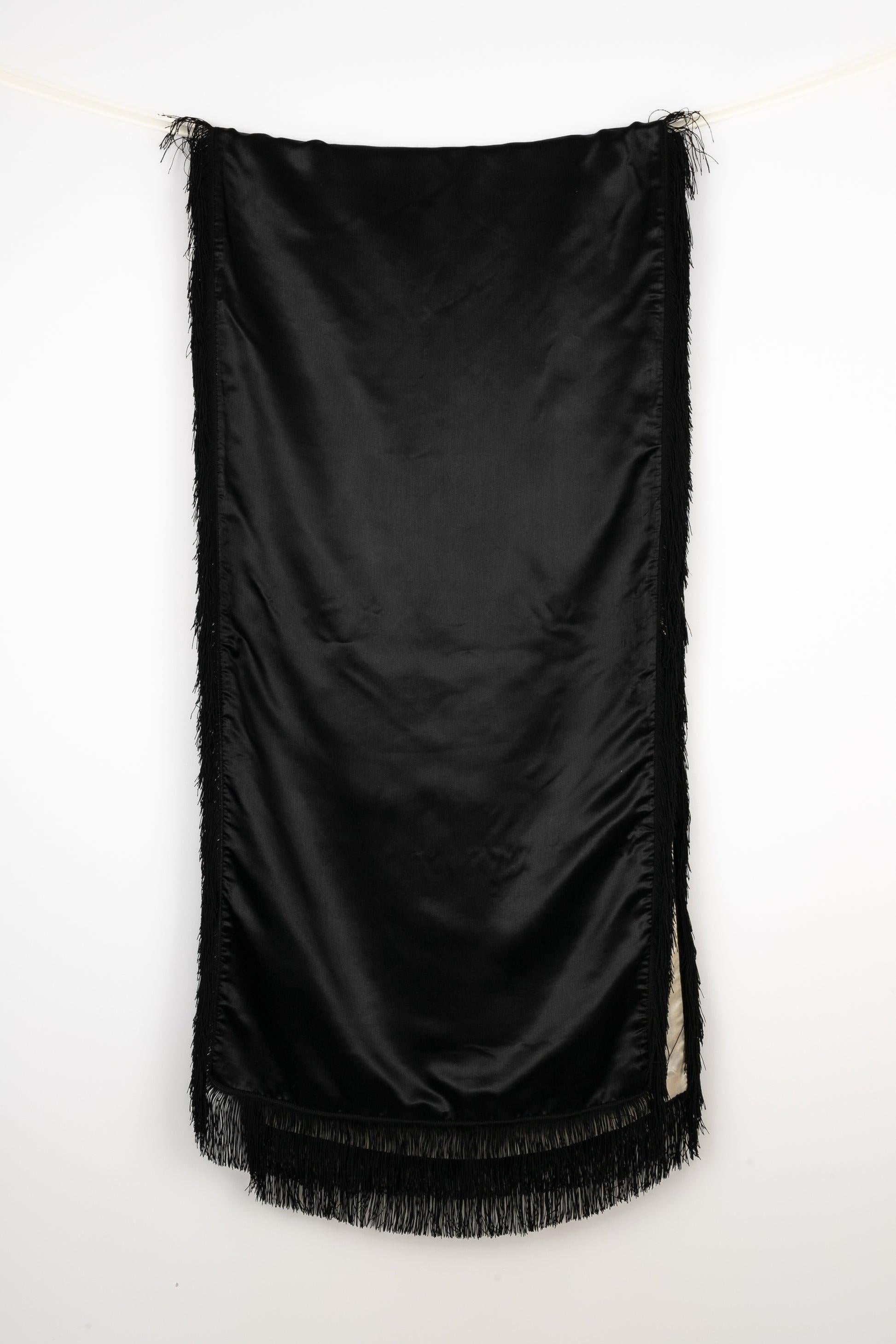 UNKNOWN - Large black and white silk stole edged with fringes. There are some stains.

Additional information:
Condition: Good condition
Dimensions: 52 cm x 210 cm
Period: 20th Century

Seller Reference: ACC253