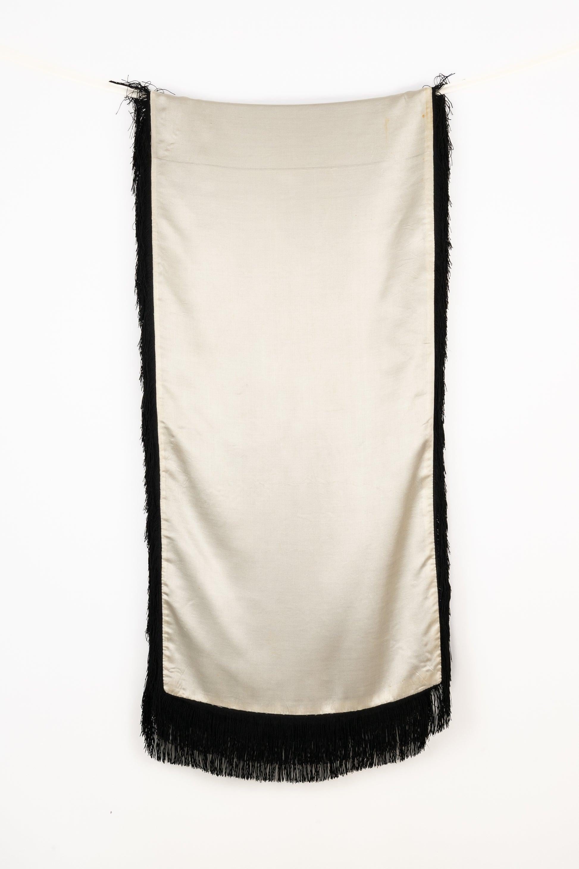 Large Black and White Silk Stole, 1920-1930s In Good Condition For Sale In SAINT-OUEN-SUR-SEINE, FR