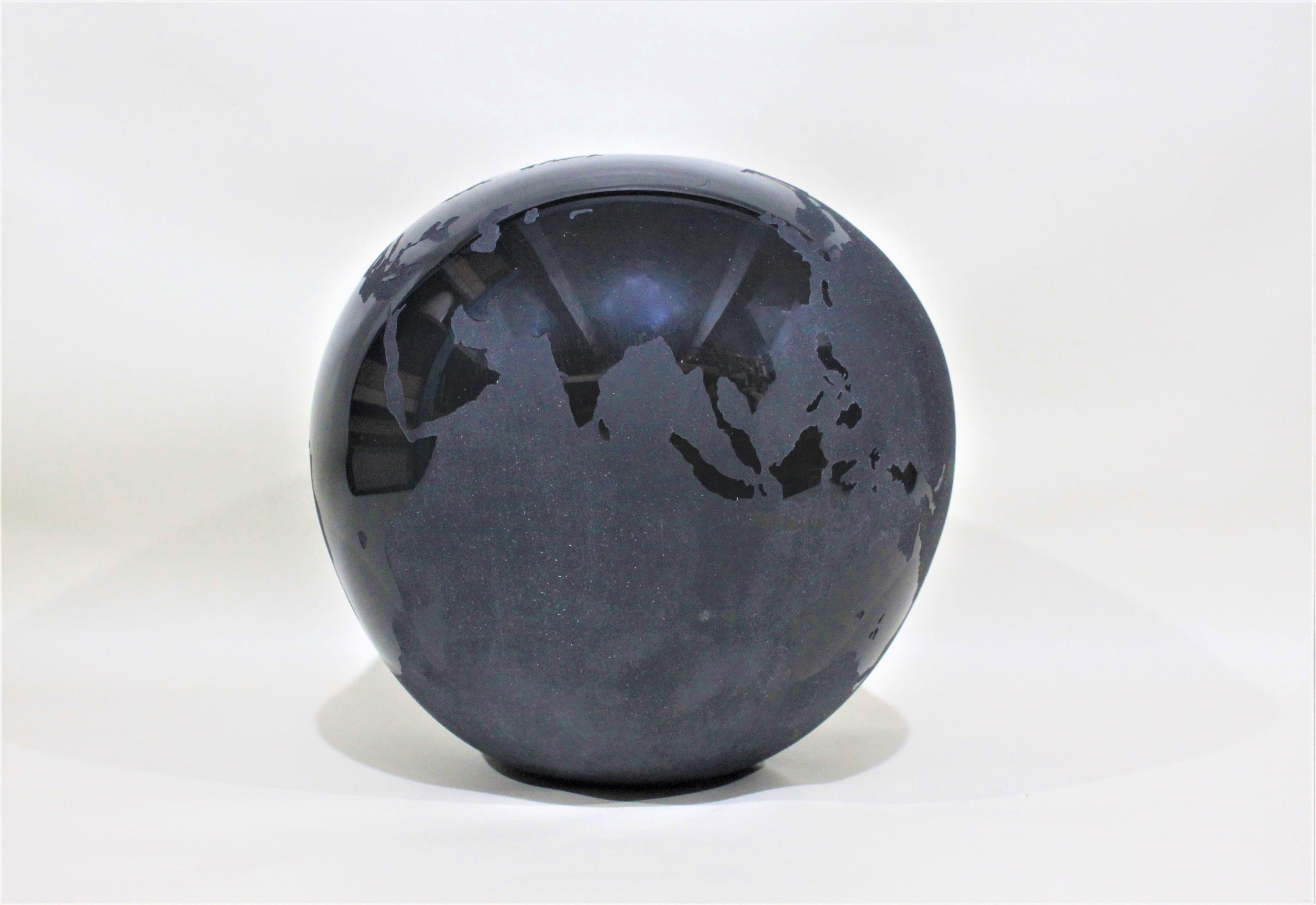Jarrón grande de vidrio artístico negro con forma de globo terráqueo Moderno en venta