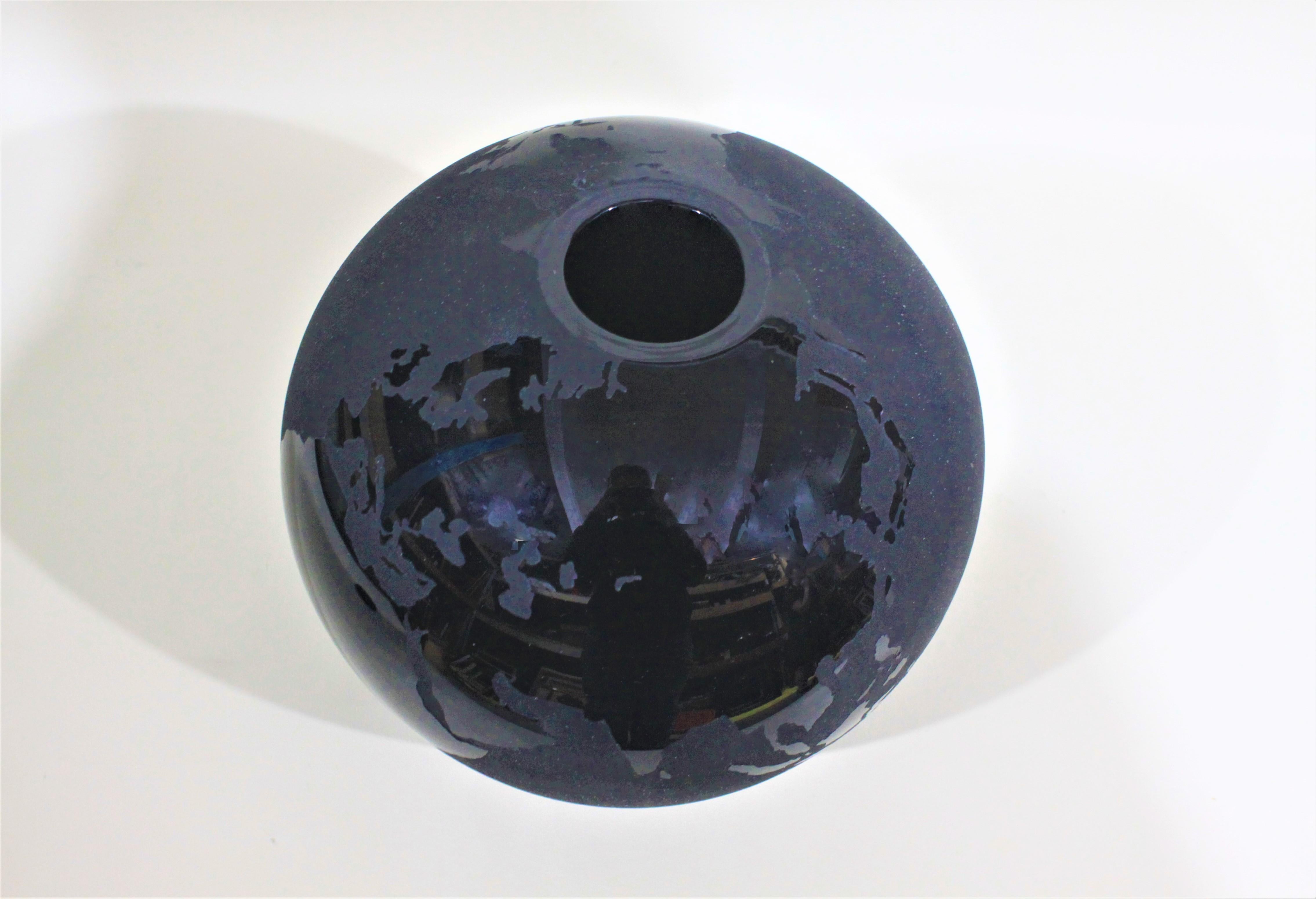 Jarrón grande de vidrio artístico negro con forma de globo terráqueo siglo XX en venta
