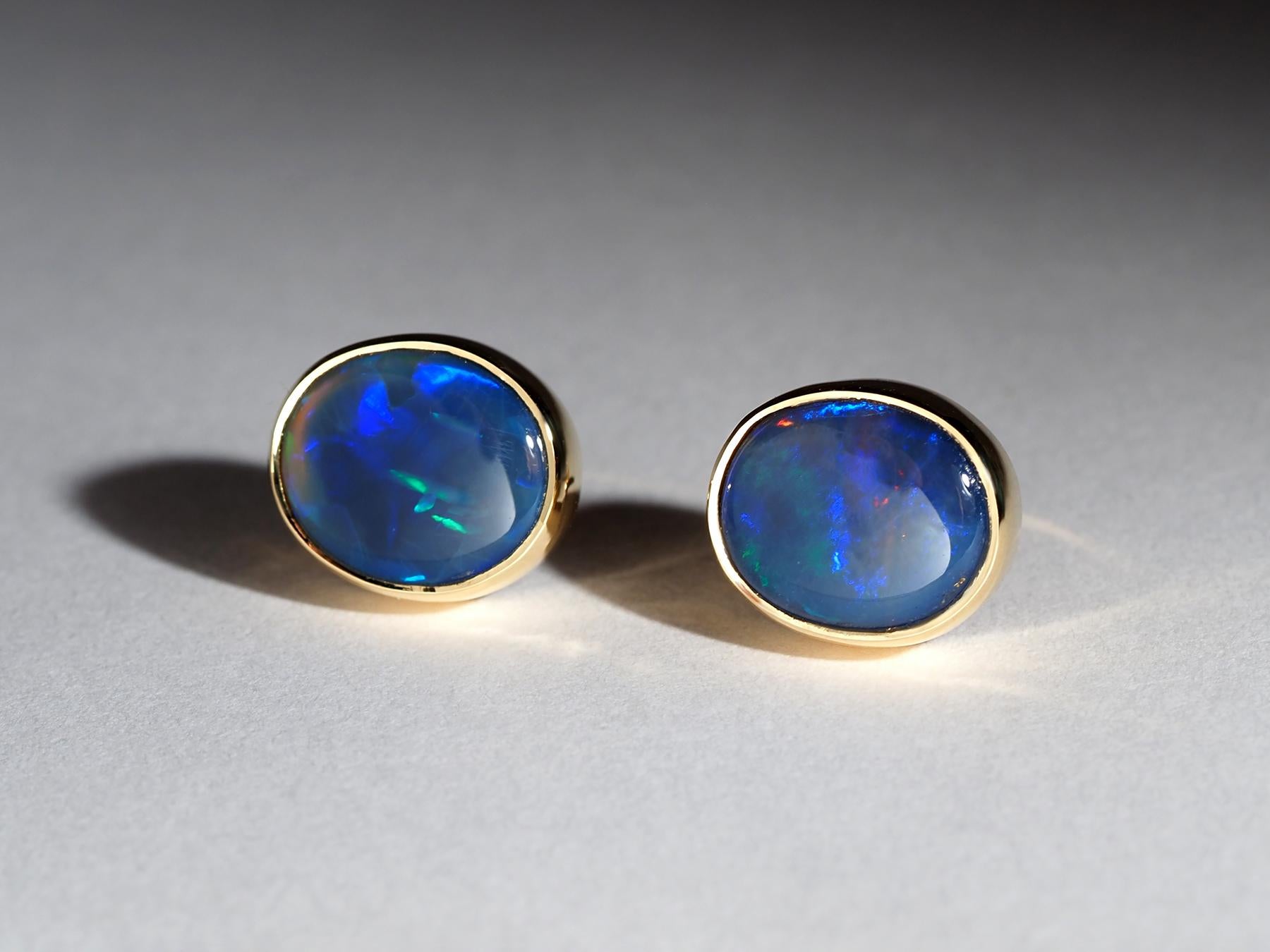 Grandes boucles d'oreilles en or jaune 18 carats en opale noire australienne brillante
Origine de la pierre précieuse - Australie
La taille de la gemme est de 8 x 11 mm
Poids de la pierre - 4,66 ct
Poids des boucles d'oreilles - 3,22 grammes