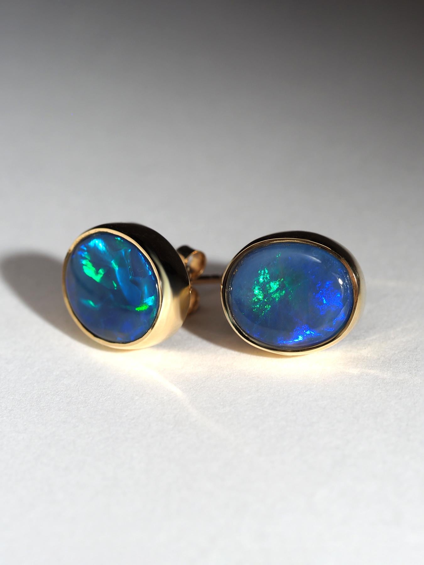 Artisan Clous d'oreilles en or jaune 18 carats avec grande opale noire d'Australie, cadeau en vente