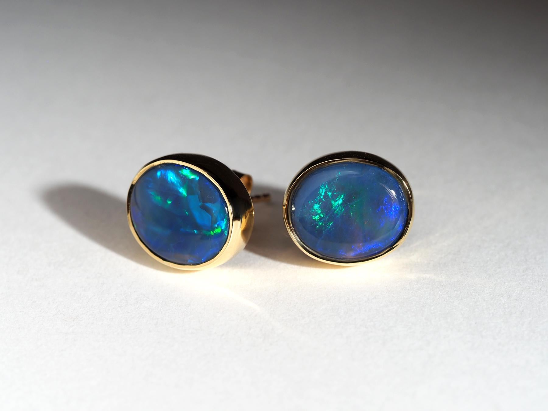 Taille ovale Clous d'oreilles en or jaune 18 carats avec grande opale noire d'Australie, cadeau en vente