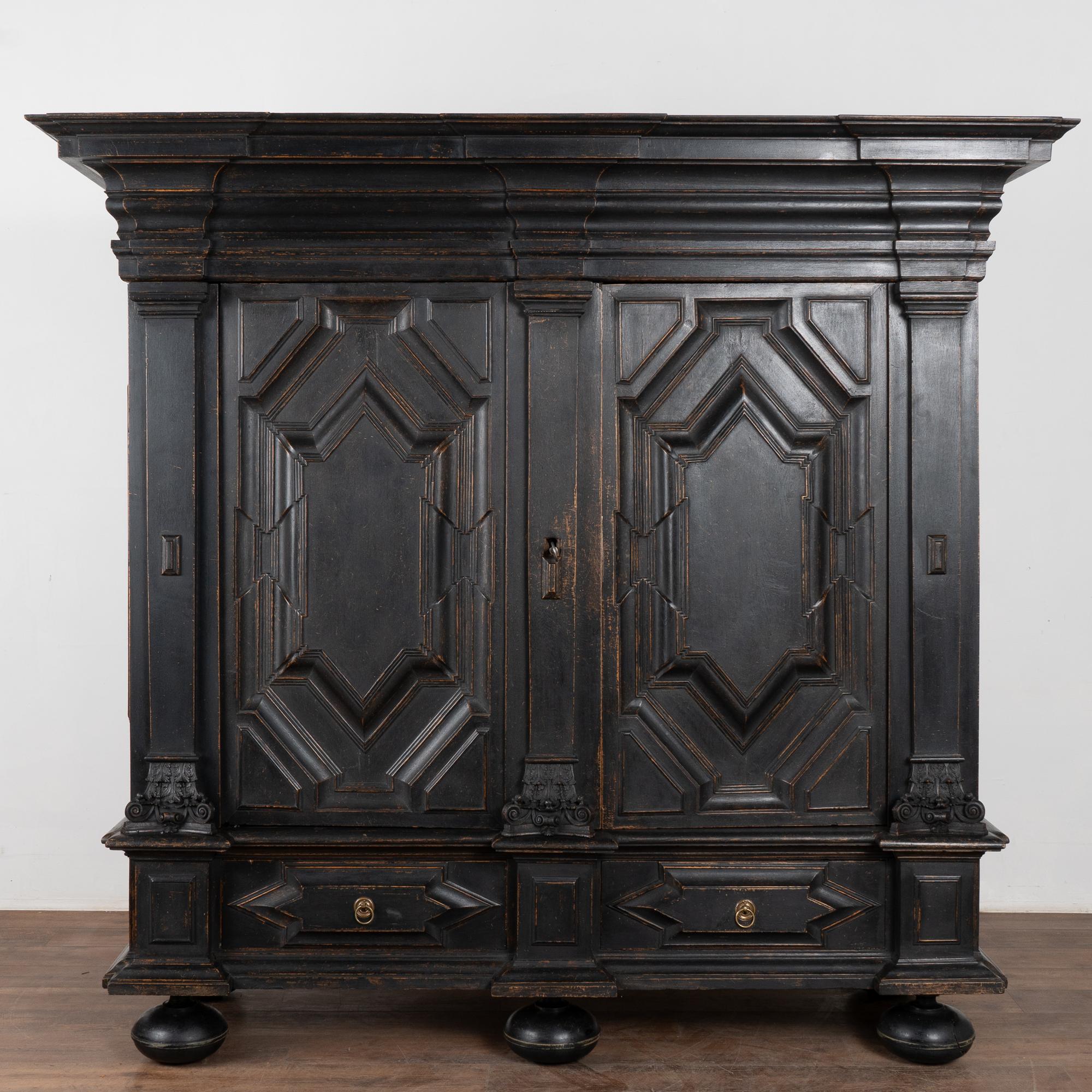 Gran Armario Barroco Negro de Roble, Dinamarca Circa 1740-80 en Bueno Estado en Round Top, TX