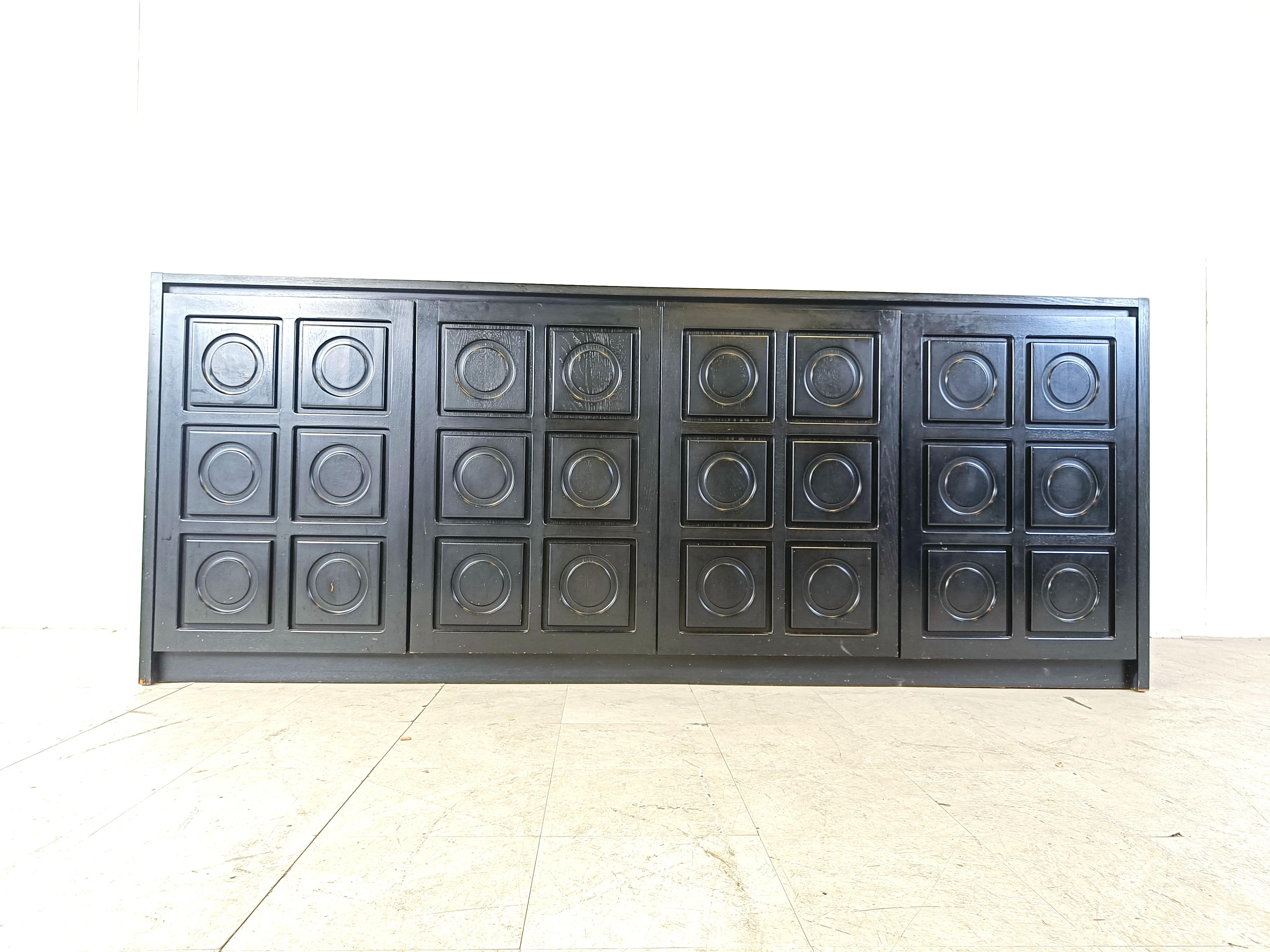 Ebonisierte schwarze brutalistische Kredenz mit 4 grafischen Türen.

Schönes zeitloses Design.

Sehr guter Zustand.

1970er Jahre - Belgien

Abmessungen:

Länge: 250cm/98.42