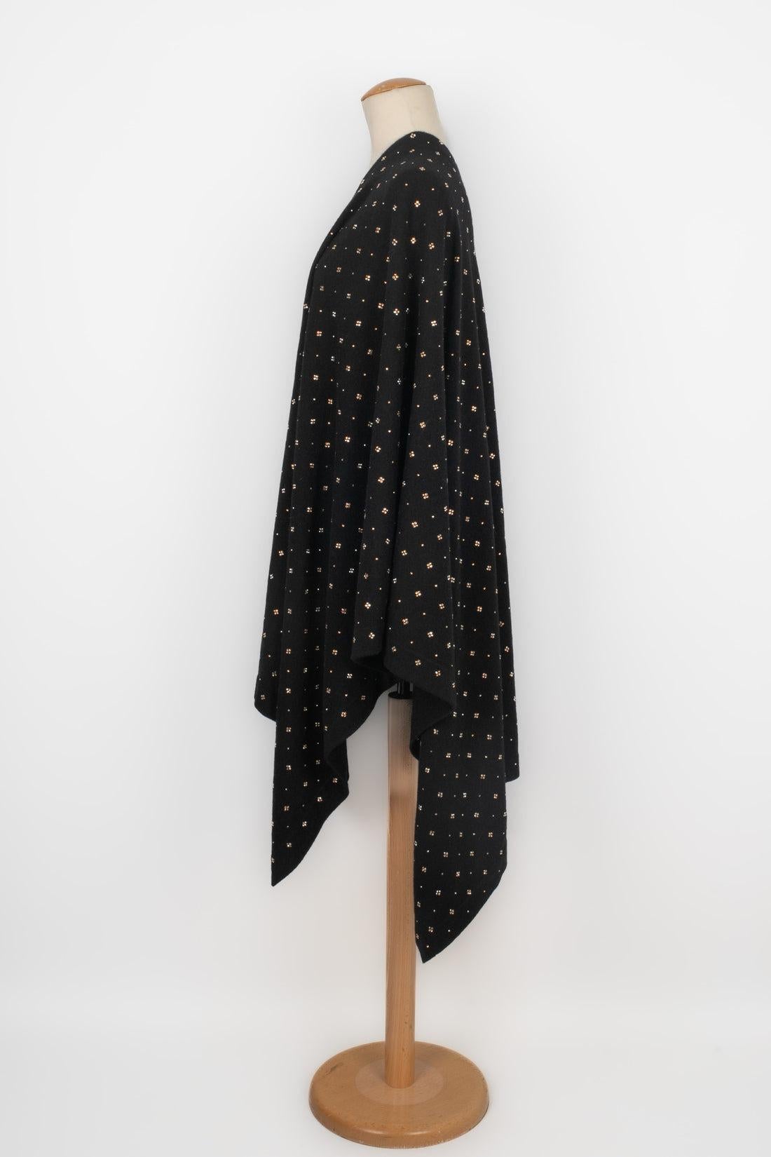 Unknown - Large black cashmere shawl ornamented with copper-color rhinestones.

Additional information:
Condition: Very good condition
Dimensions: 200 cm x 160 cm

Seller Reference: ACC243