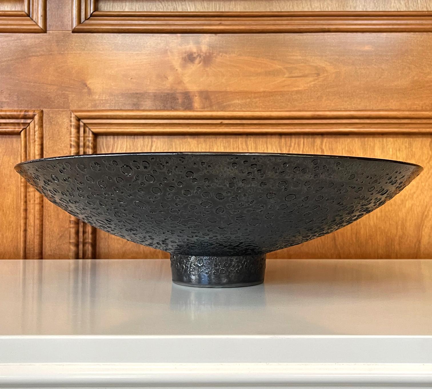 Moderne Grand centre de table en céramique noire avec glaçure à la lave de James Lovera en vente