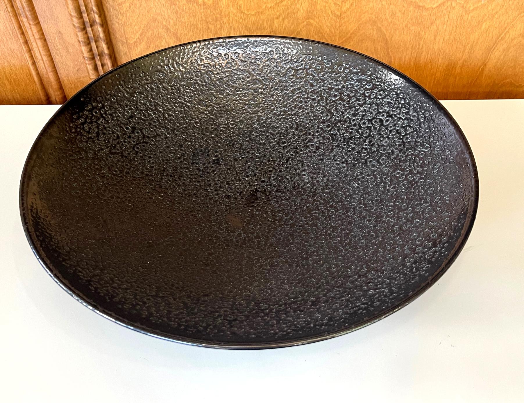 Großer schwarzer Tafelaufsatz aus Keramik mit Lavaglasur von James Lovera (amerikanisch) im Angebot