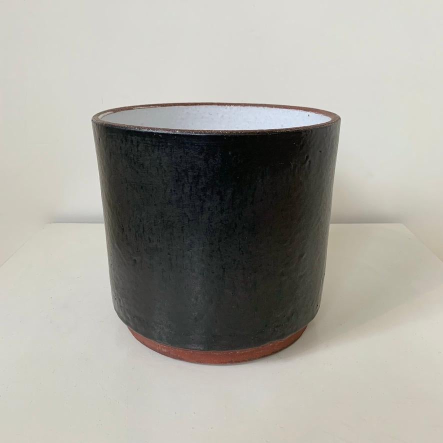 Belle céramique de Rogier Vandeweghe pour Amphora, circa 1964, Belgique.
Céramique émaillée noire et blanche.
Timbre rectangulaire 