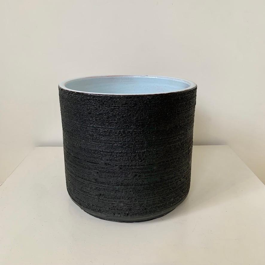 Belle grande céramique de Rogier Vandeweghe pour Amphora, circa 1964, Belgique.
Céramique émaillée noire et blanche.
Timbre rectangulaire 