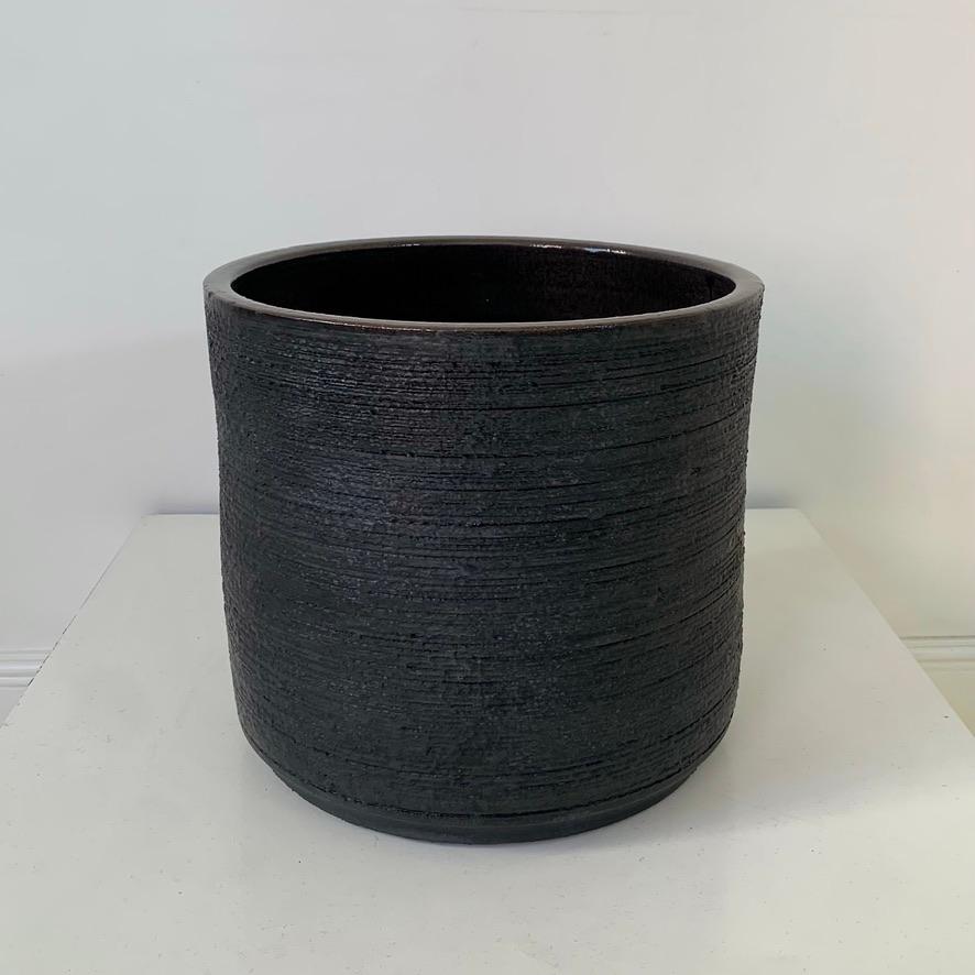 Belle grande céramique de Rogier Vandeweghe pour Amphora, circa 1964, Belgique.
Céramique émaillée noire et brune.
Timbre rectangulaire 