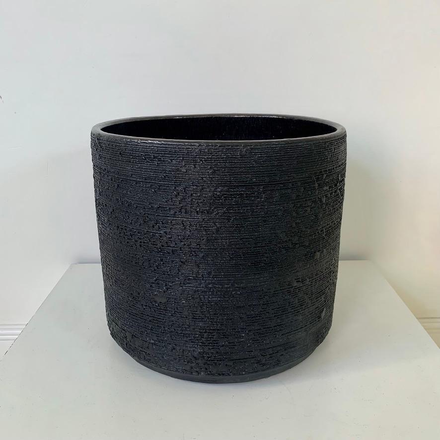 Belle grande céramique de Rogier Vandeweghe pour Amphora, circa 1964, Belgique.
Céramique émaillée noire et brune.
Timbre rectangulaire 