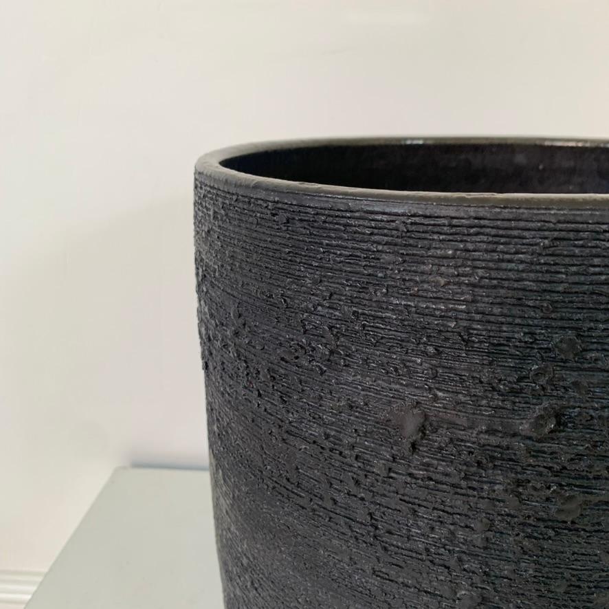 Milieu du XXe siècle Grande céramique noire de Rogier Vandeweghe pour Amphora, circa 1964, Belgique. en vente