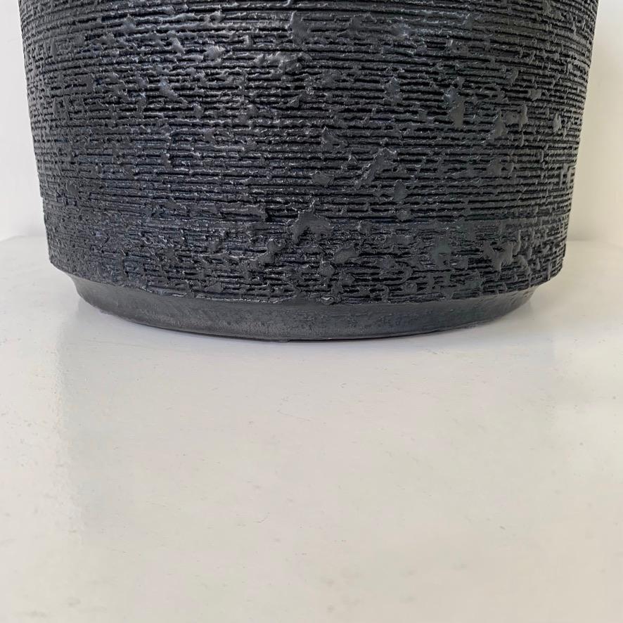 Céramique Grande céramique noire de Rogier Vandeweghe pour Amphora, circa 1964, Belgique. en vente