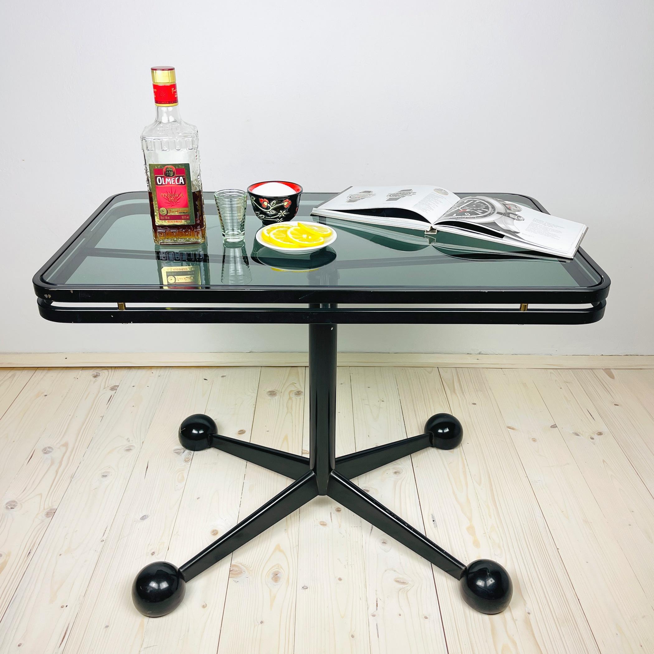 Height adjustable table or trolley by Allegri Arredamenti made in Parma, Italy in the 1970s. The metal base on wheels and the thick smoky glass typical of the time. Its height is adaptable from 58 cm to 98 cm height.
In the 1970s, it was a thing