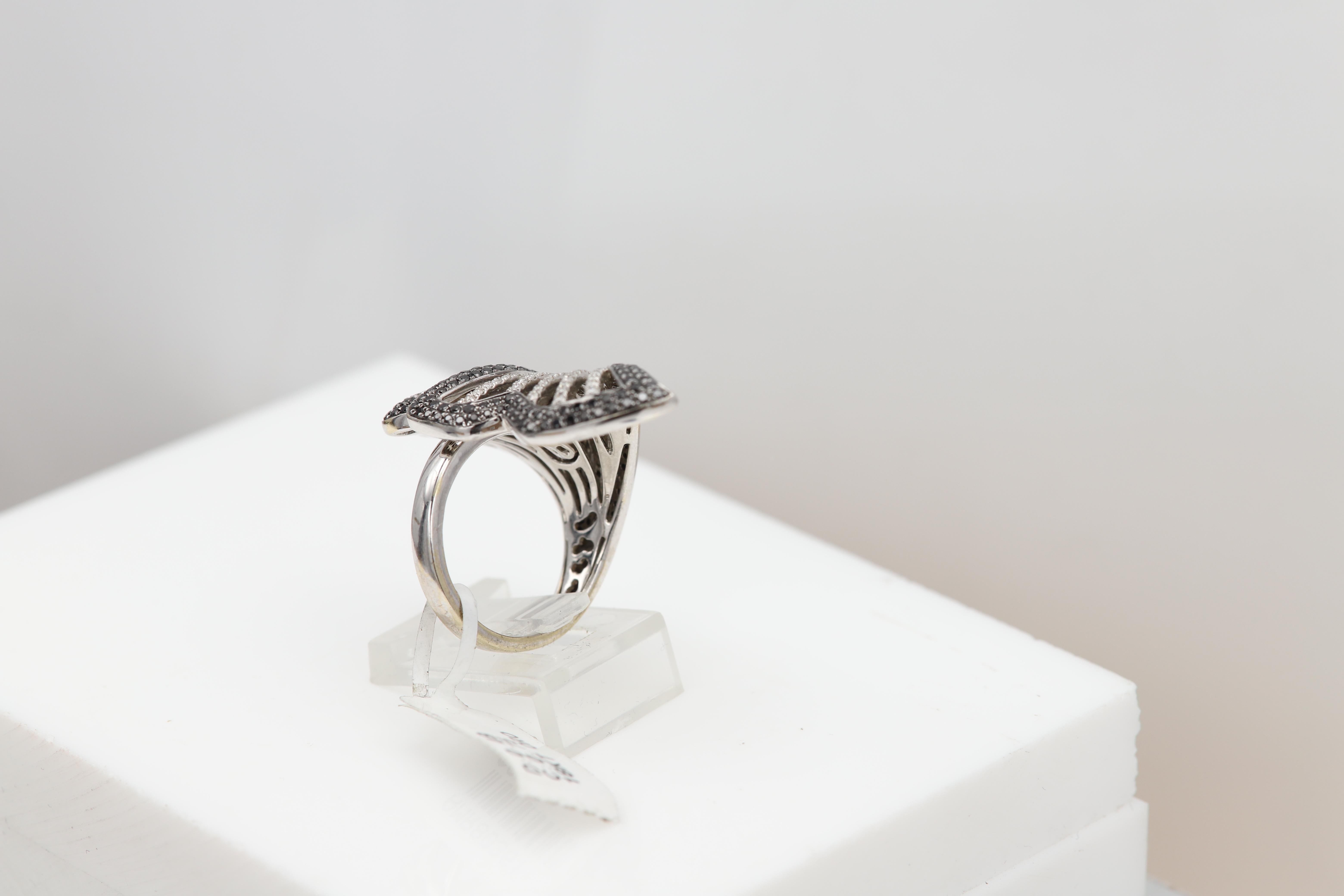 Grande anello con diamante nero in oro 18 carati con diamanti naturali bianchi e neri in vendita 5