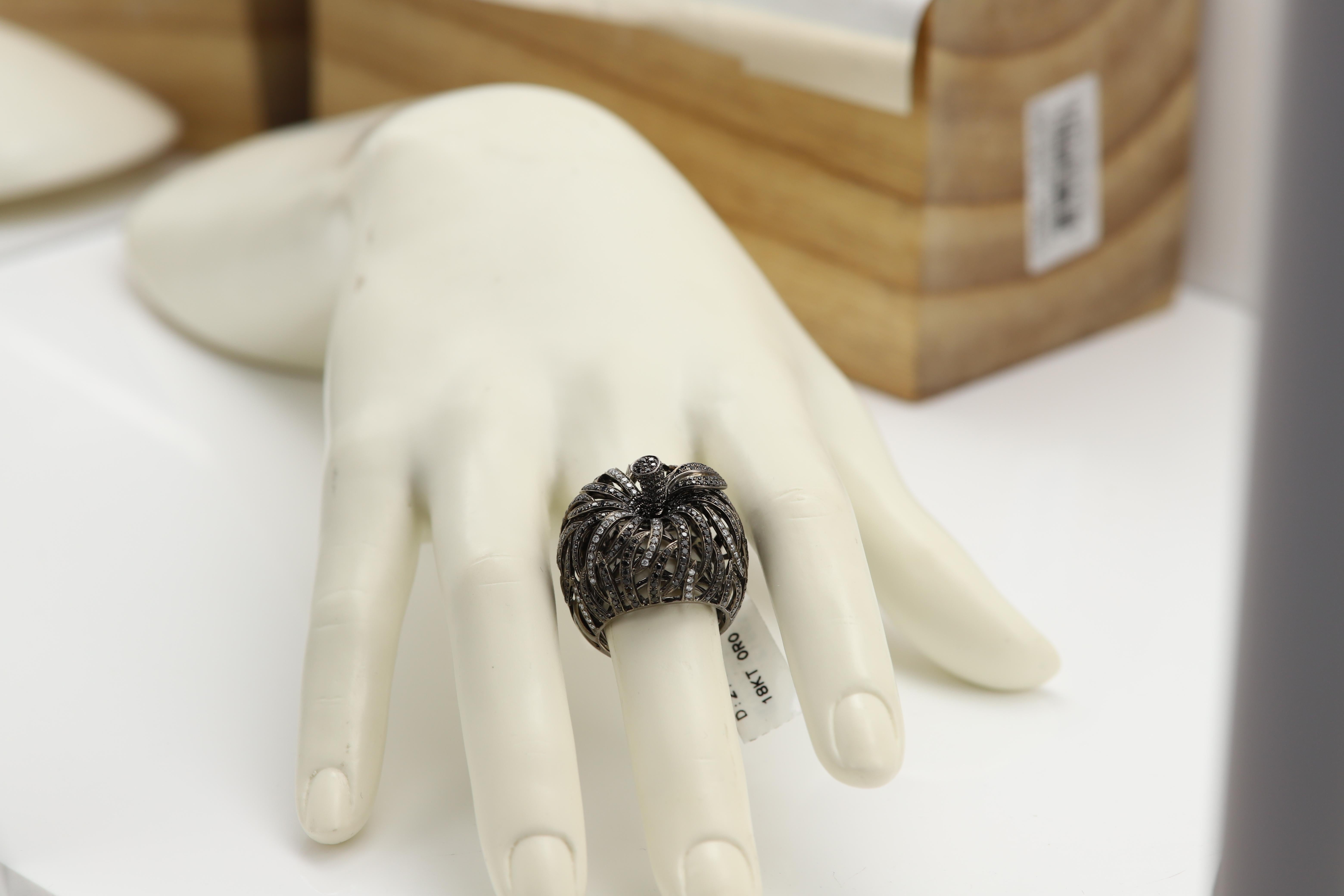 Großer schwarzer Diamantring aus 18 Karat Gold mit schwarzen und weißen natürlichen Diamanten im Angebot 5