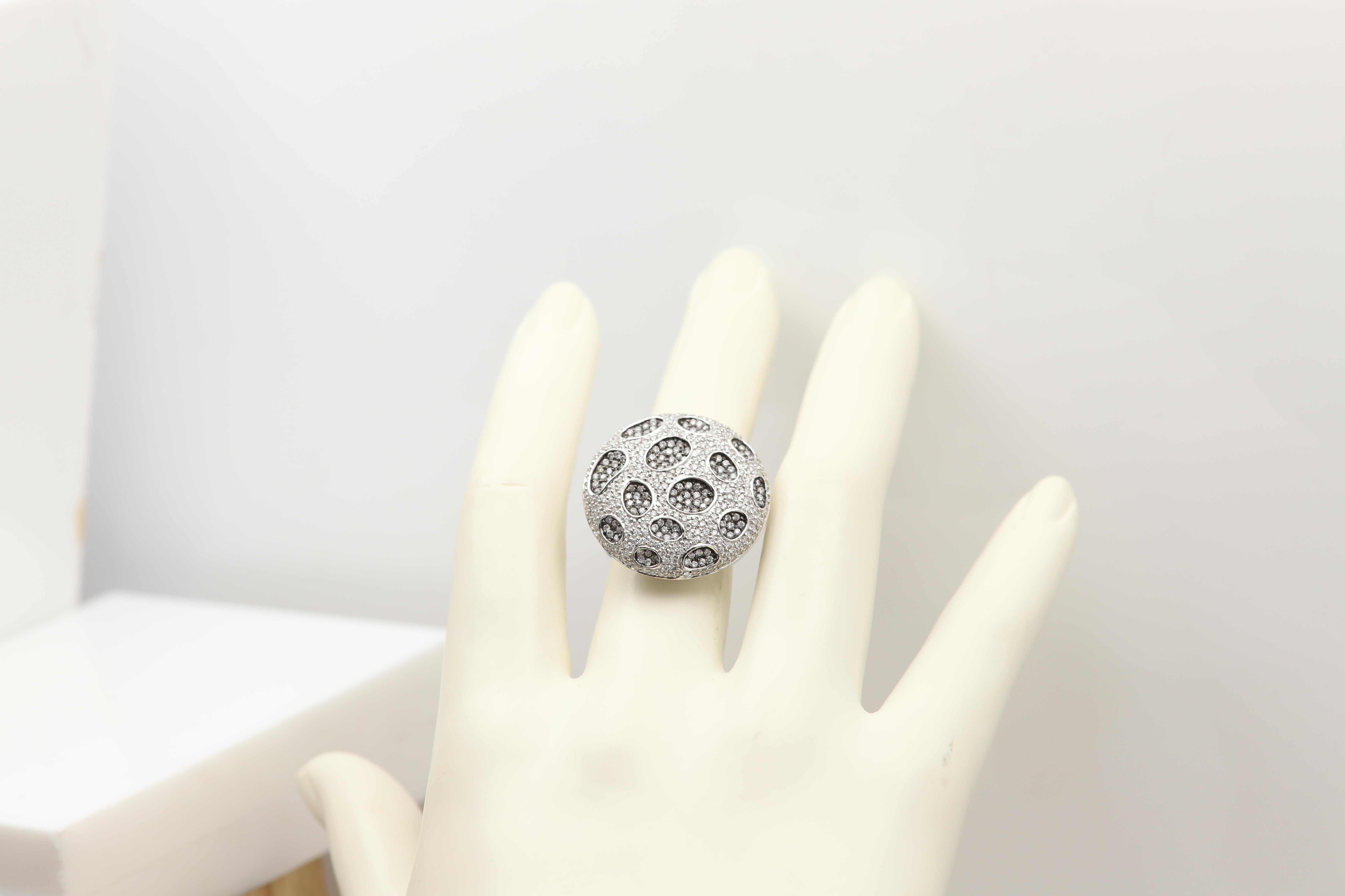 Large Diamond Ring 18 Karat Gold White natural Diamonds For Sale 5
