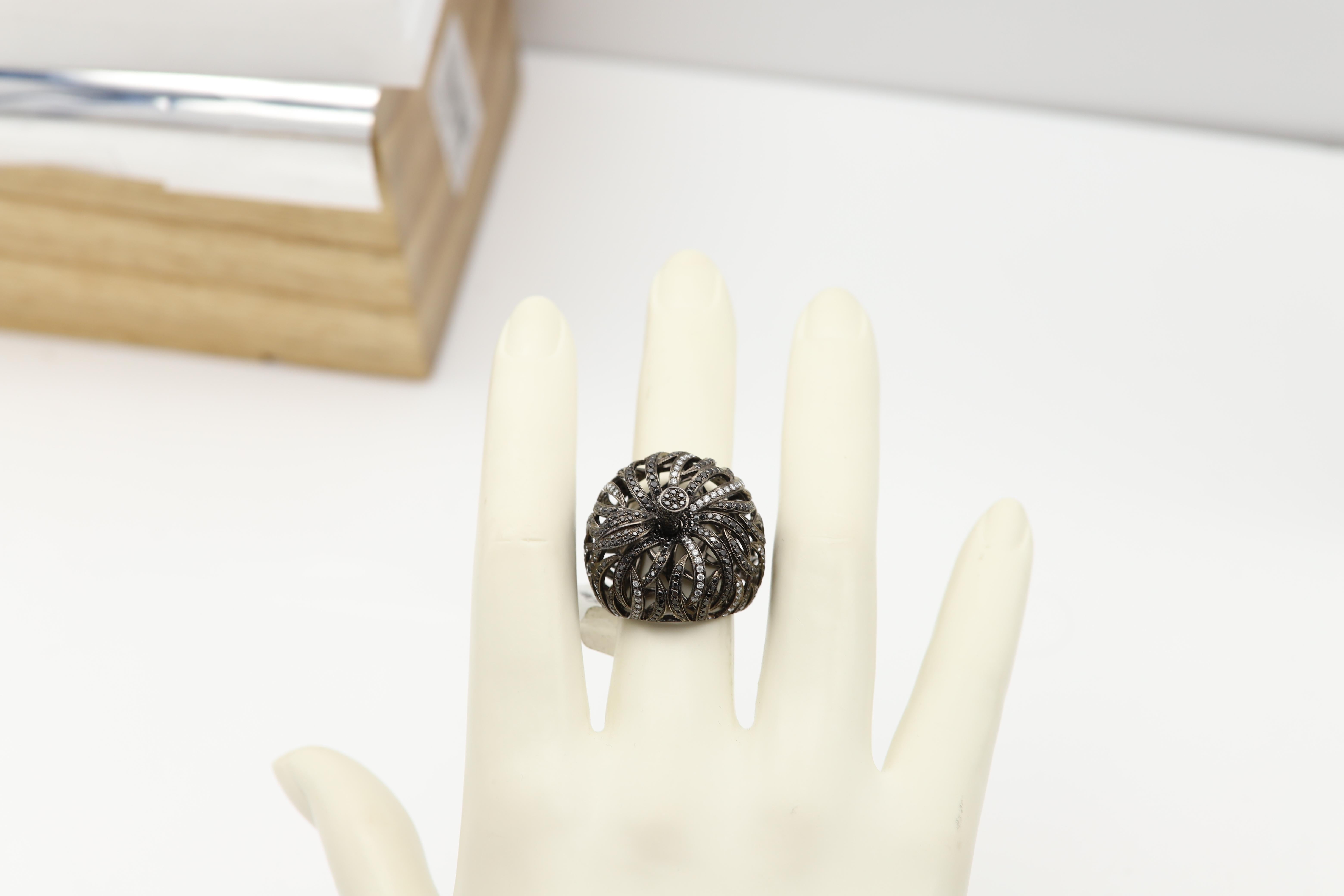 Großer schwarzer Diamantring aus 18 Karat Gold mit schwarzen und weißen natürlichen Diamanten im Angebot 6