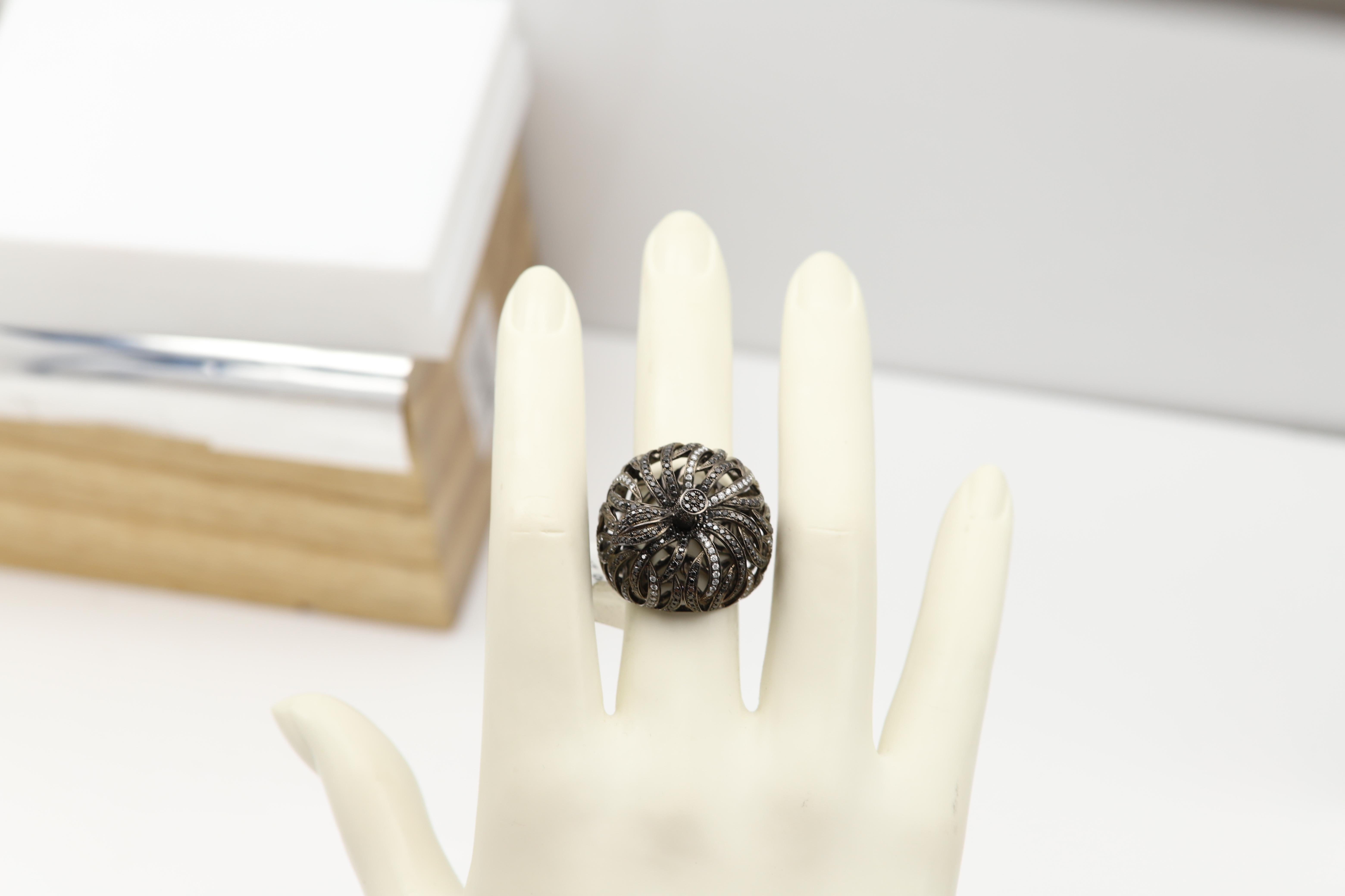 Großer schwarzer Diamantring aus 18 Karat Gold mit schwarzen und weißen natürlichen Diamanten im Angebot 7