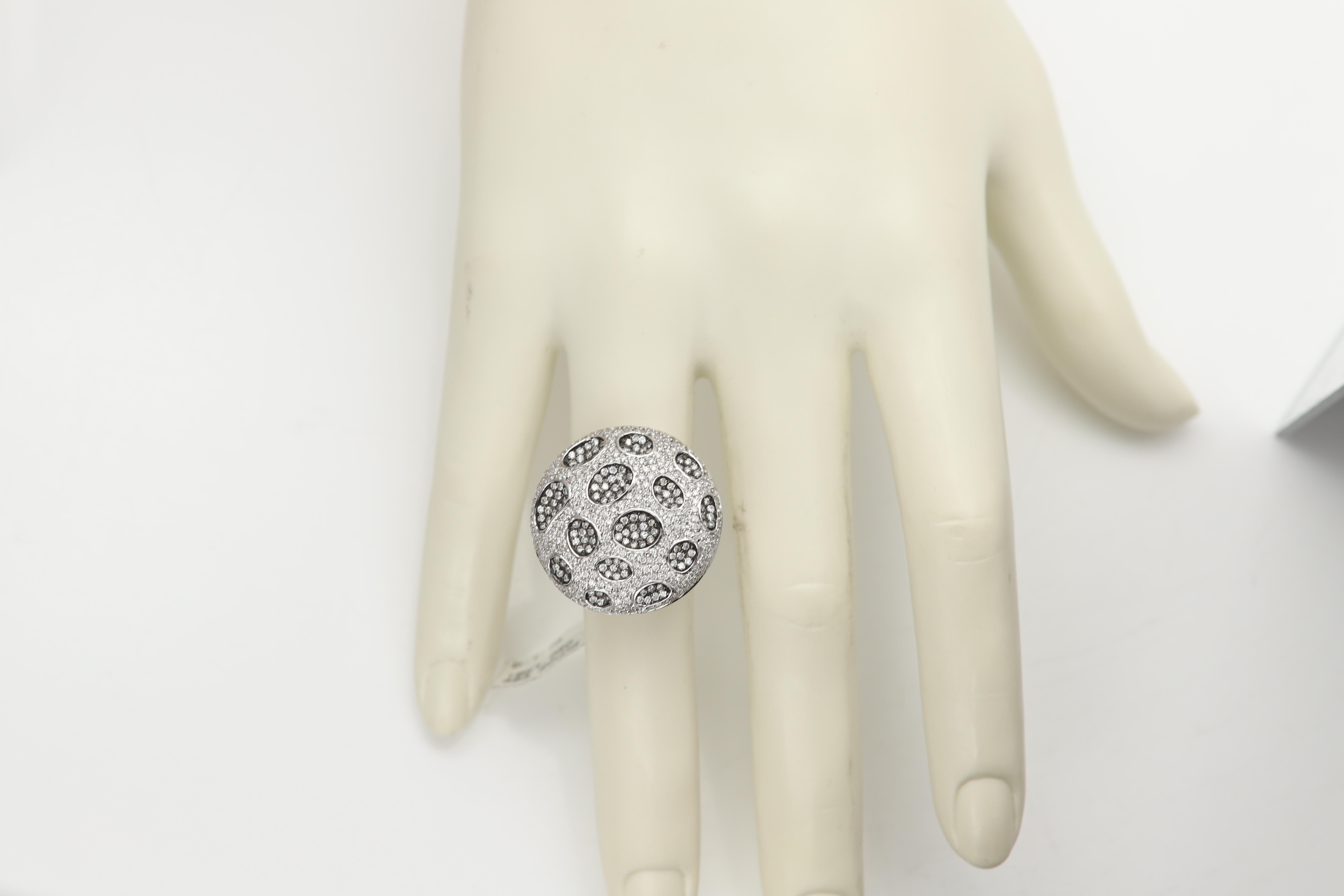 Large Diamond Ring 18 Karat Gold White natural Diamonds For Sale 7