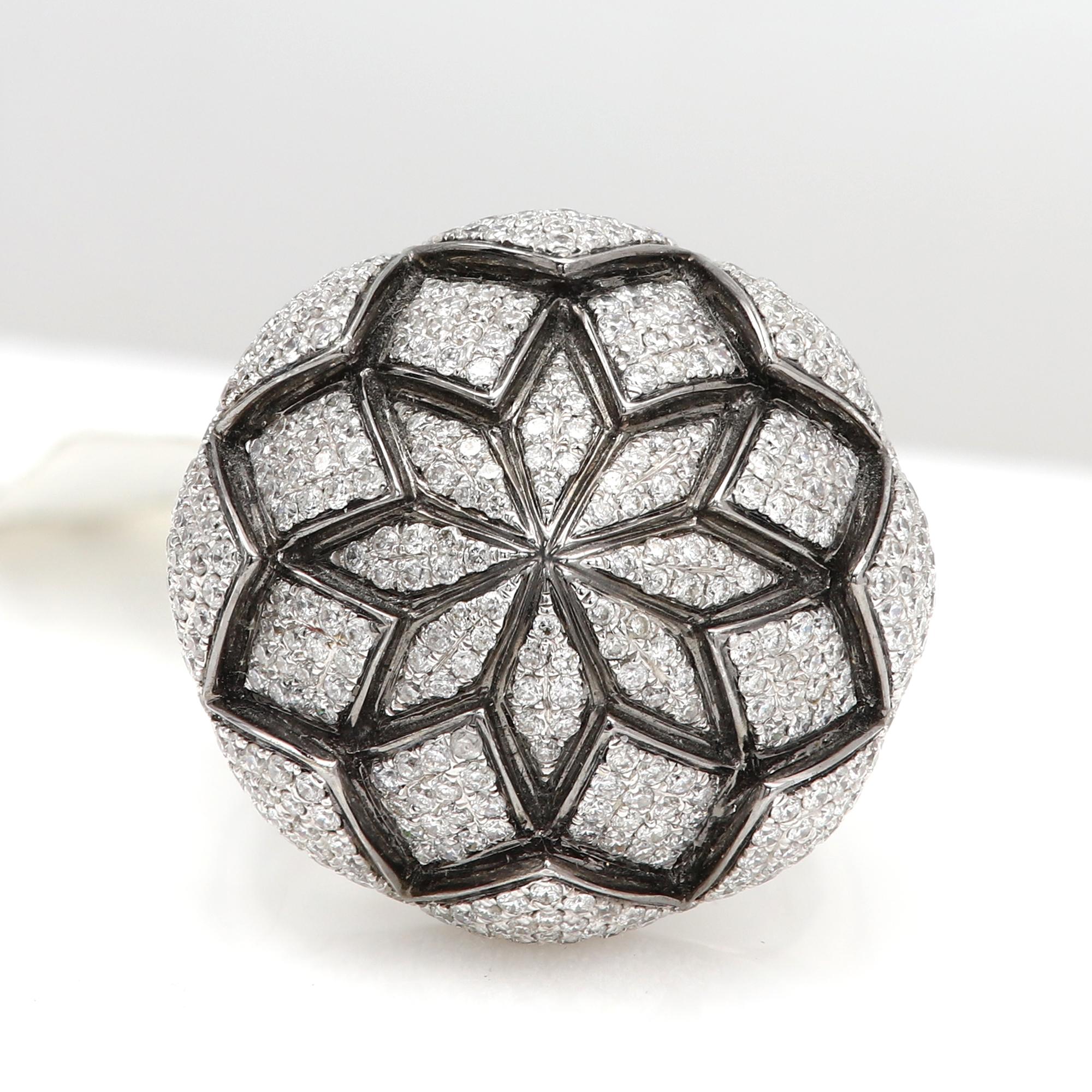 New 18k designer Ring,
Large Flower Style 
Approx weight 18.6 grams
Approx size 22mm
18k White Gold and some Black Rhodium
Finger size 7
Natural White Diamonds approx 2.35 carat GH-SI
Gift Box & Appraisal
(#oro AMR80377_19333291)