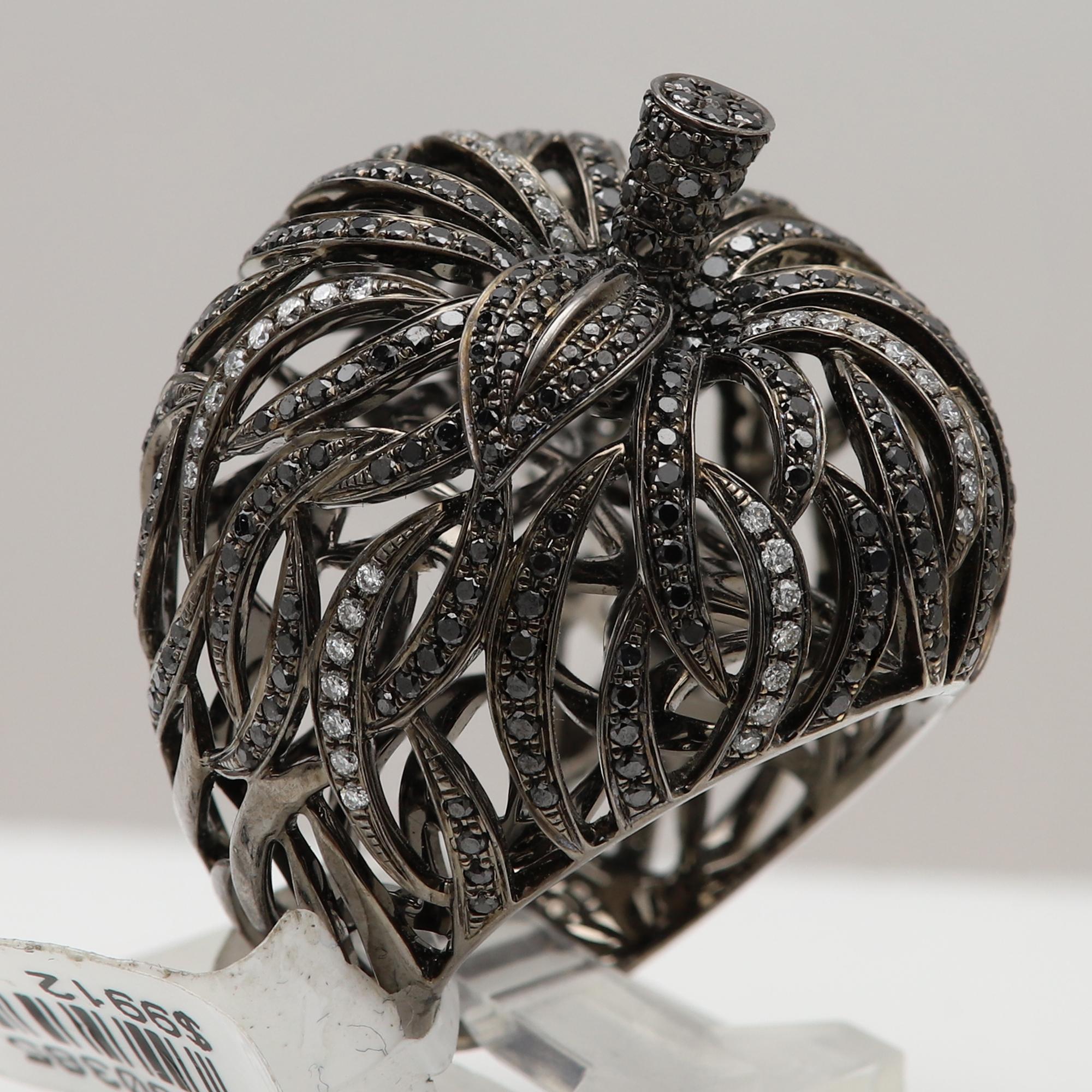 Neuer Schwarzgold-Apfel-Design-Ring,
Große Blume/Apfel Stil
Ungefähres Gewicht 18,0 Gramm
18k Gold & mit schwarzem Rhodium
Ungefähre Größe: 25 mm breit und 15 mm hoch.
Fingergröße 7
Natürliche schwarze und weiße Diamanten ca. 2.10 Karat