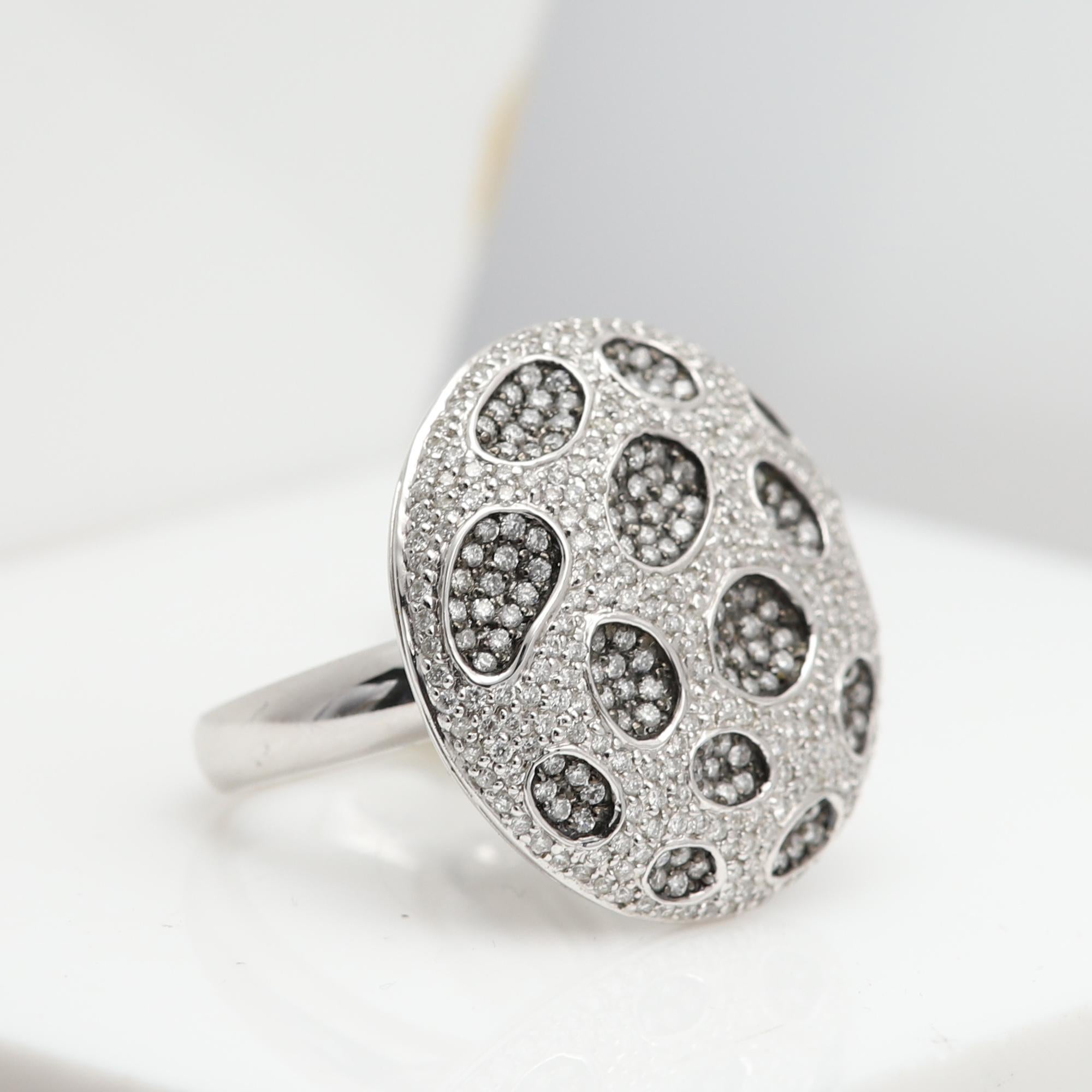 Round Cut Large Diamond Ring 18 Karat Gold White natural Diamonds For Sale