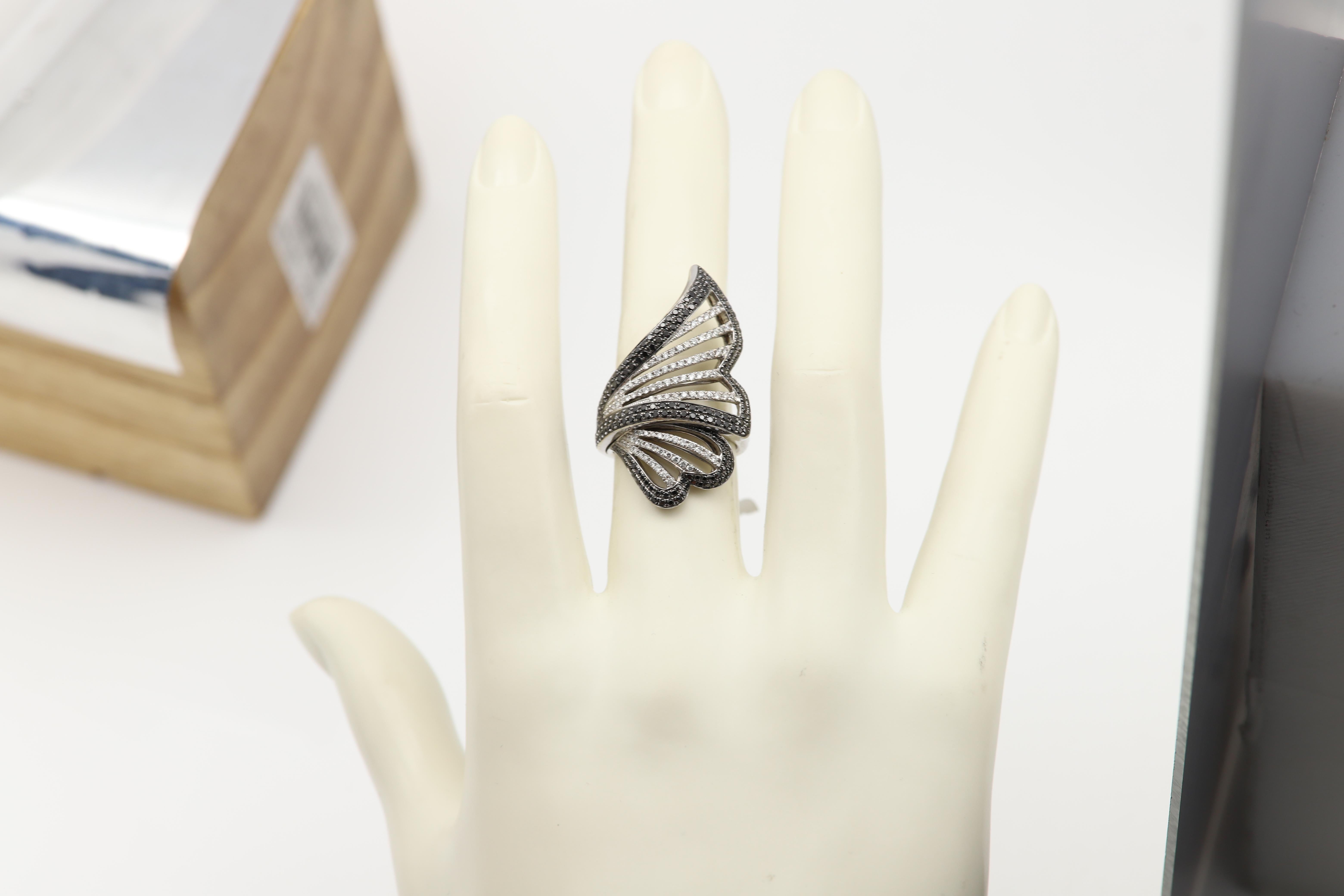 Taglio rotondo Grande anello con diamante nero in oro 18 carati con diamanti naturali bianchi e neri in vendita