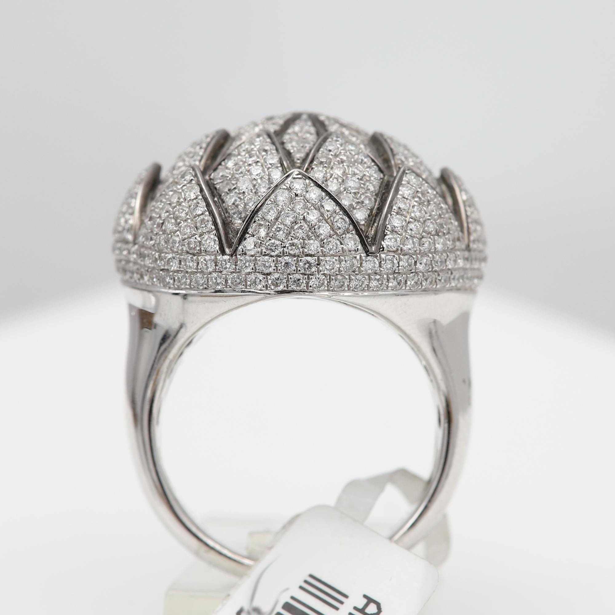 Round Cut Large Diamond Ring 18 Karat Gold White natural Diamonds For Sale