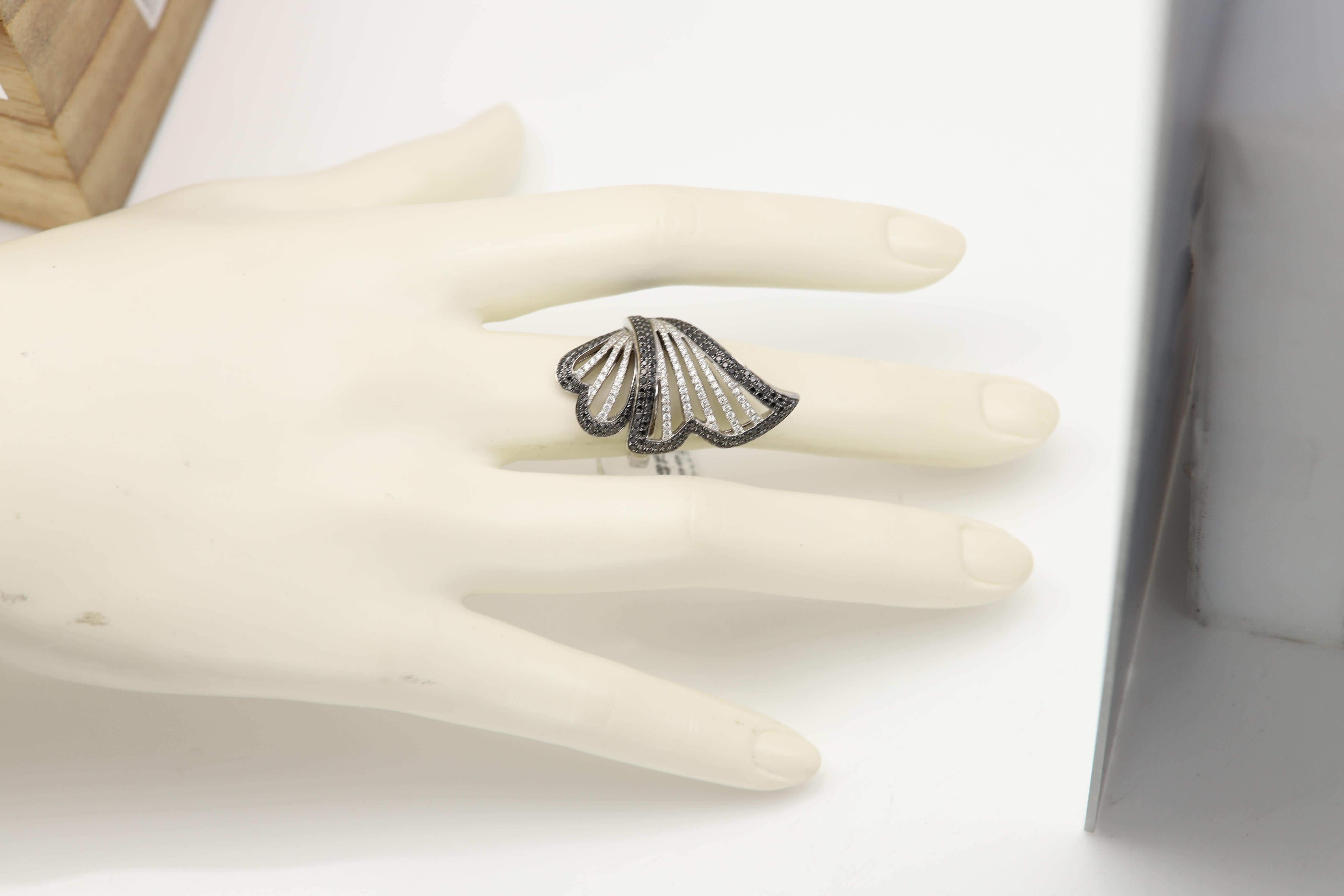 Grande anello con diamante nero in oro 18 carati con diamanti naturali bianchi e neri In condizioni Nuovo in vendita a Brooklyn, NY