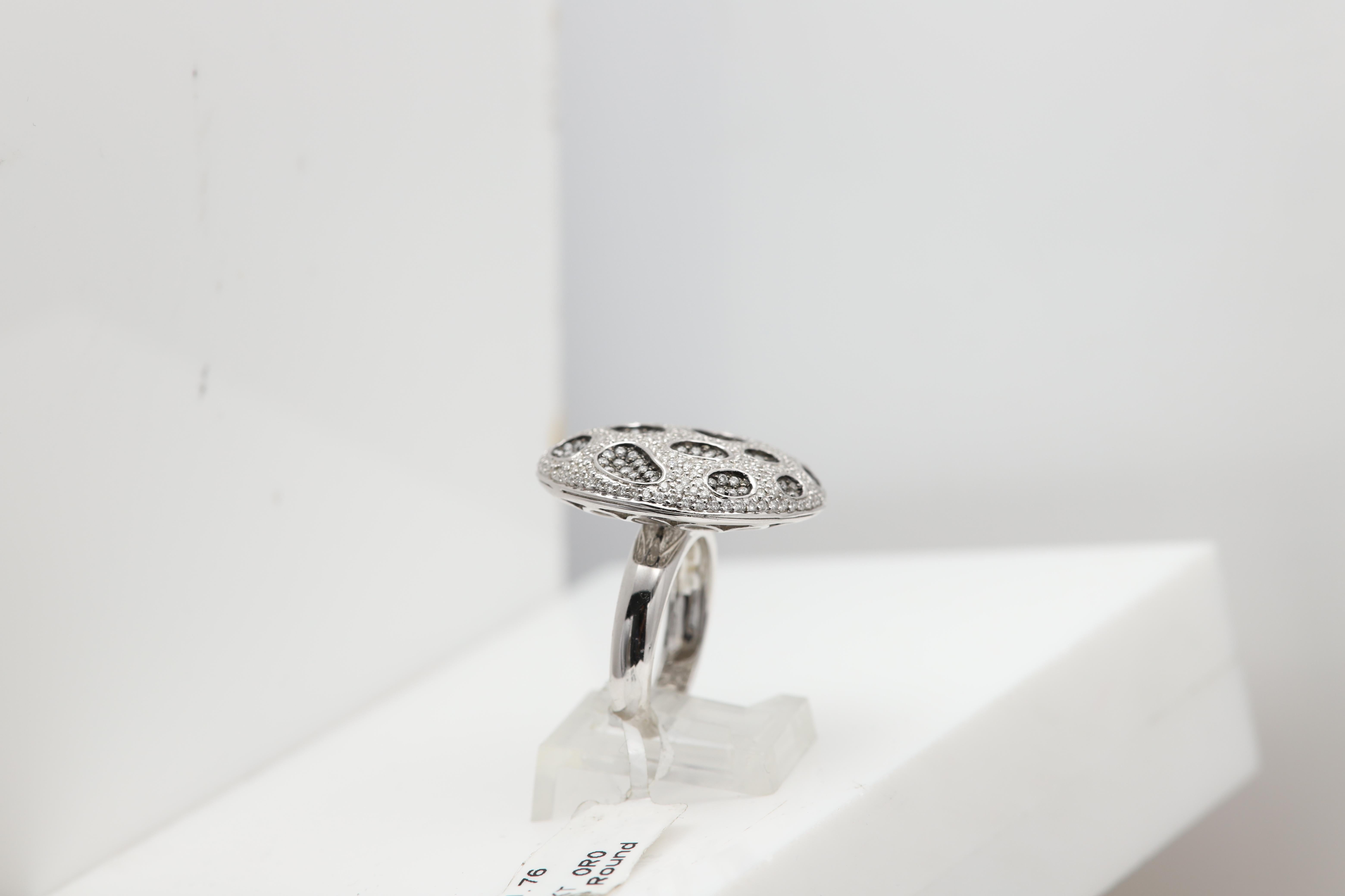 Large Diamond Ring 18 Karat Gold White natural Diamonds In New Condition For Sale In Brooklyn, NY