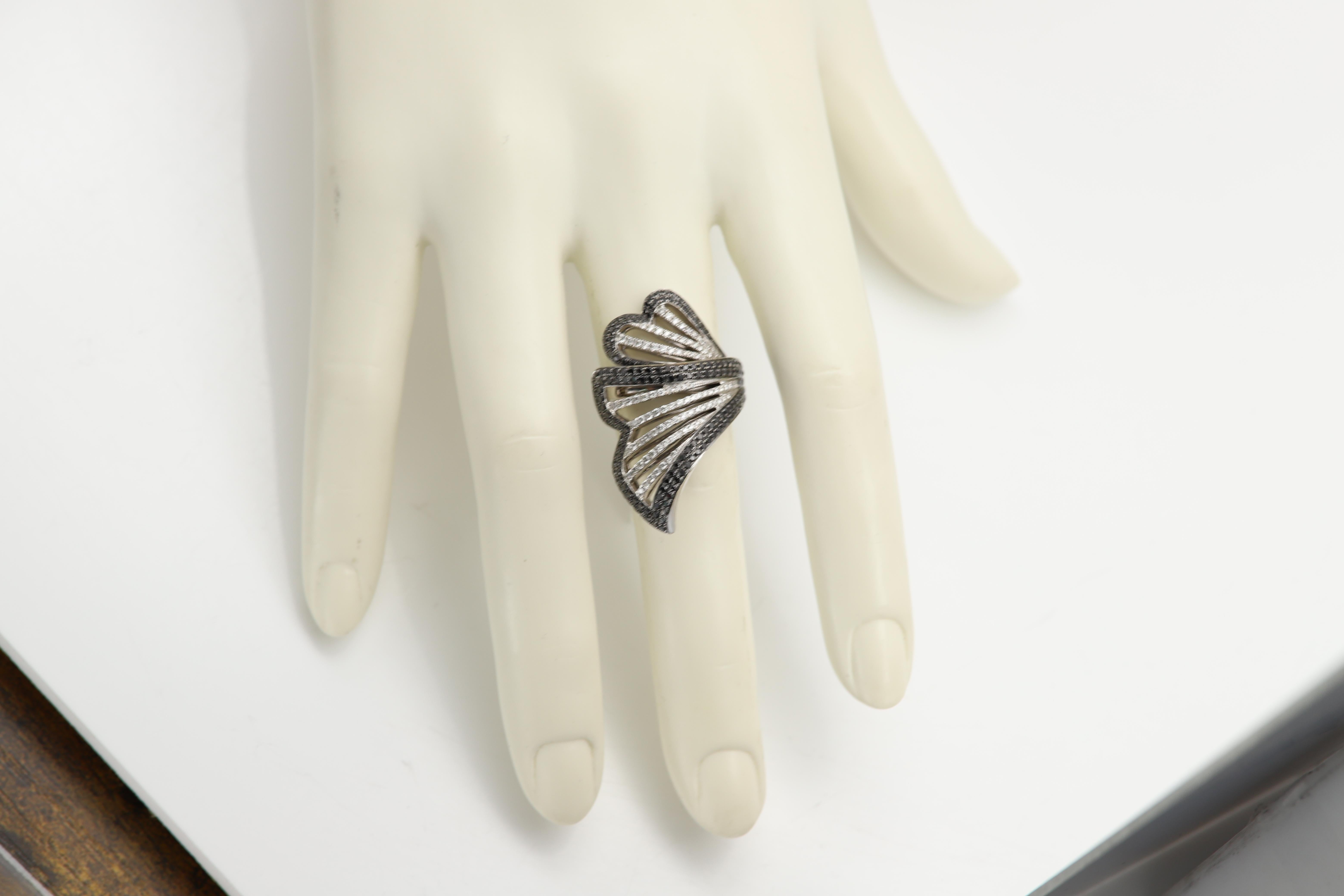 Donna Grande anello con diamante nero in oro 18 carati con diamanti naturali bianchi e neri in vendita