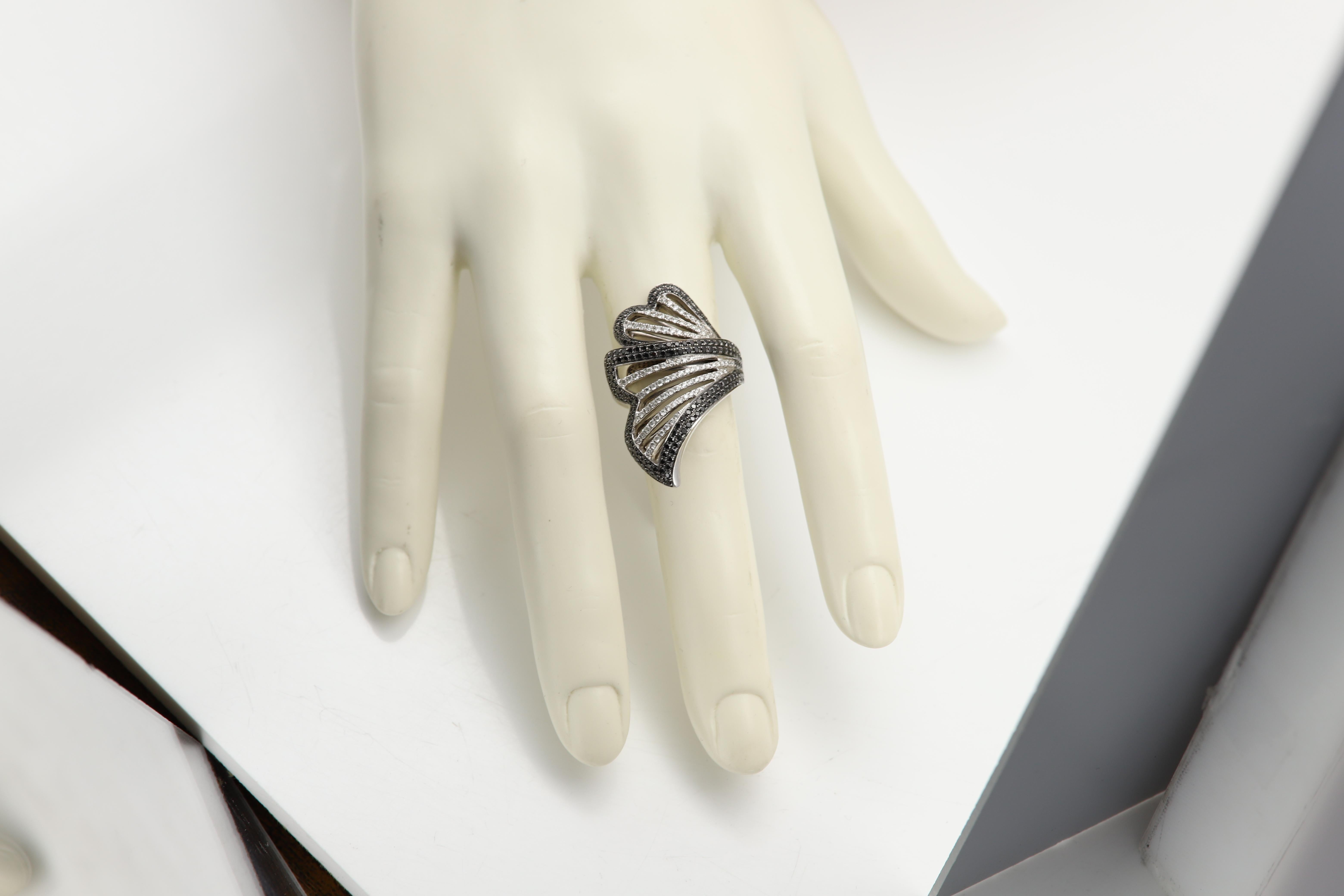 Grande anello con diamante nero in oro 18 carati con diamanti naturali bianchi e neri in vendita 1