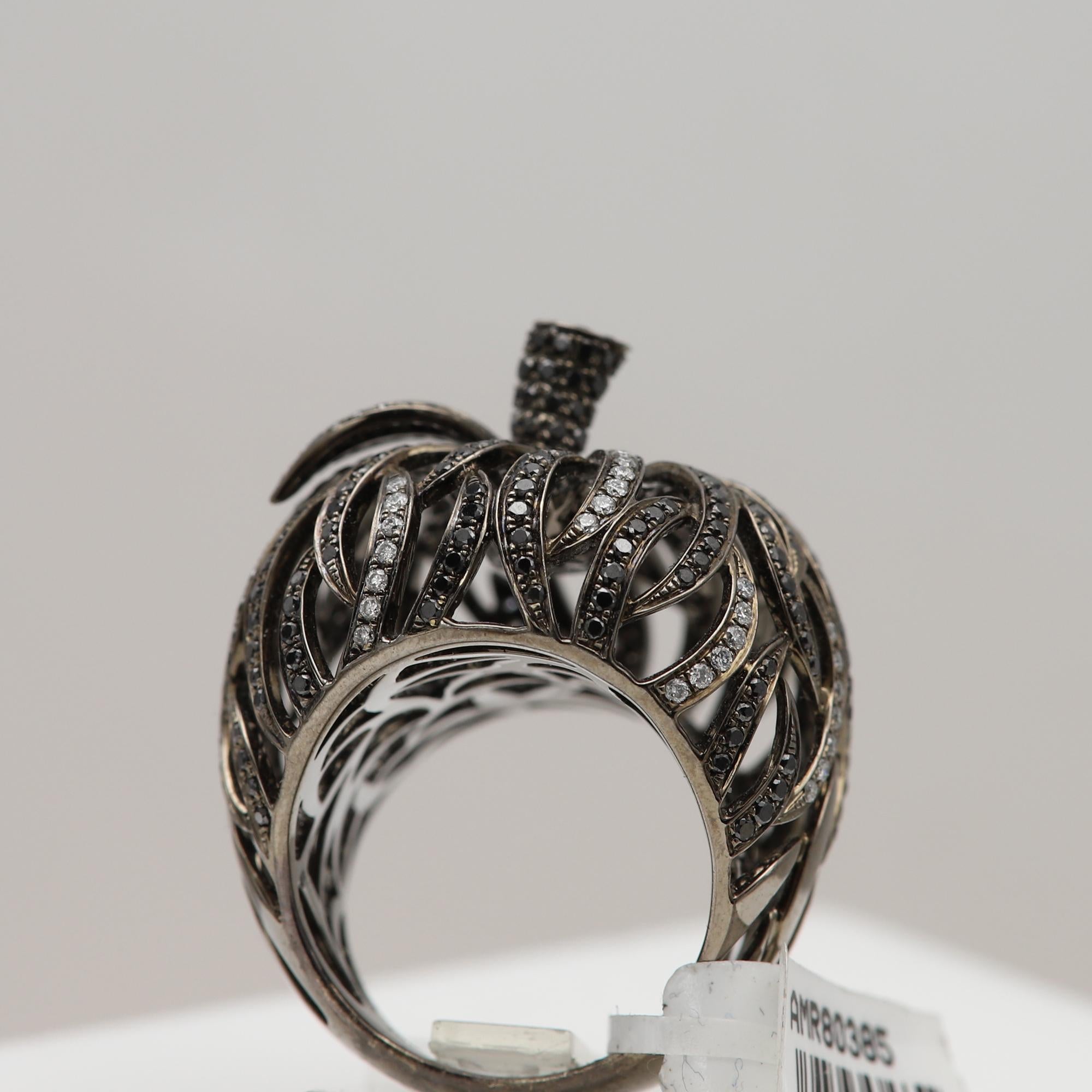 Großer schwarzer Diamantring aus 18 Karat Gold mit schwarzen und weißen natürlichen Diamanten im Angebot 1