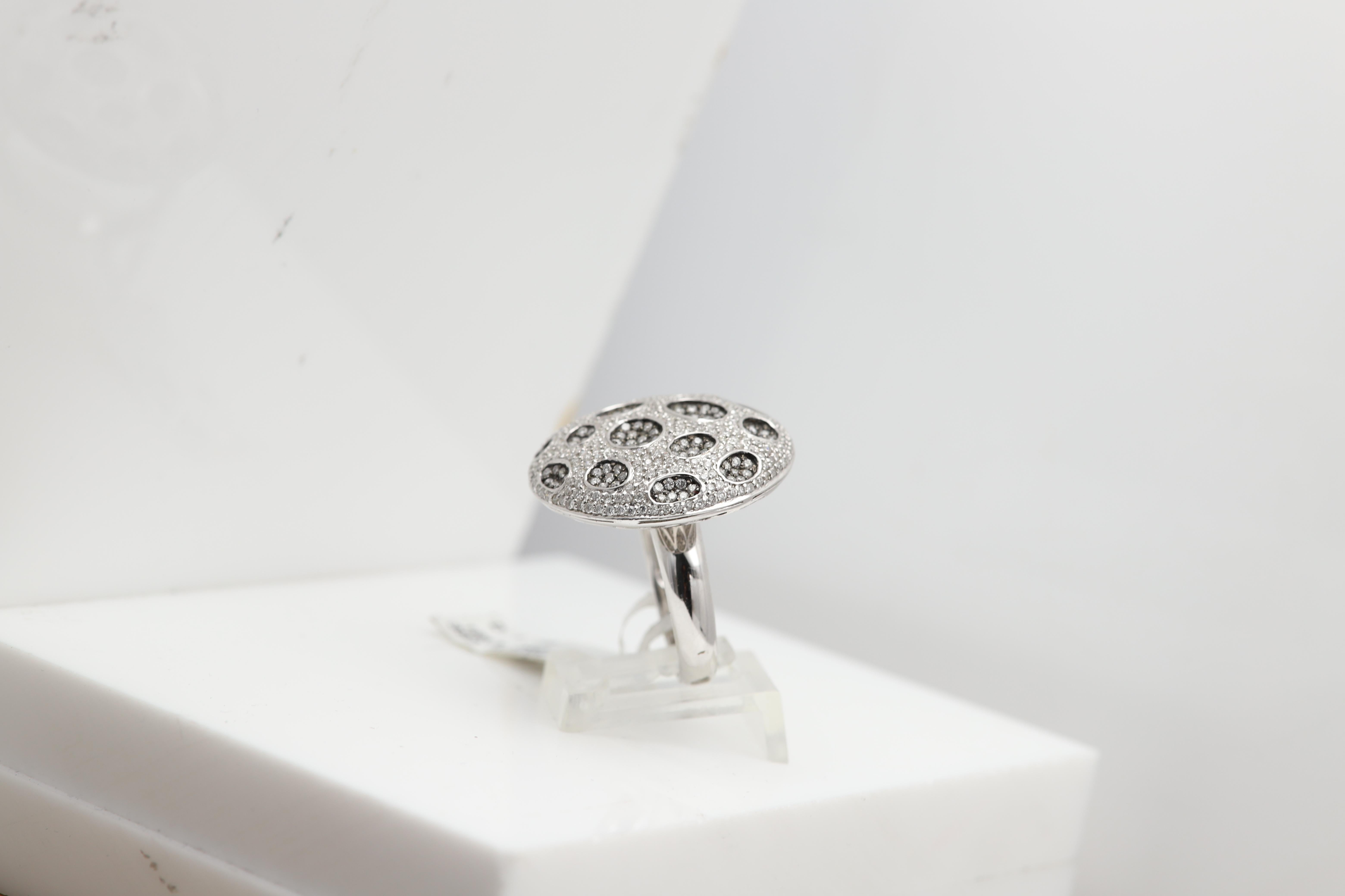Large Diamond Ring 18 Karat Gold White natural Diamonds For Sale 1