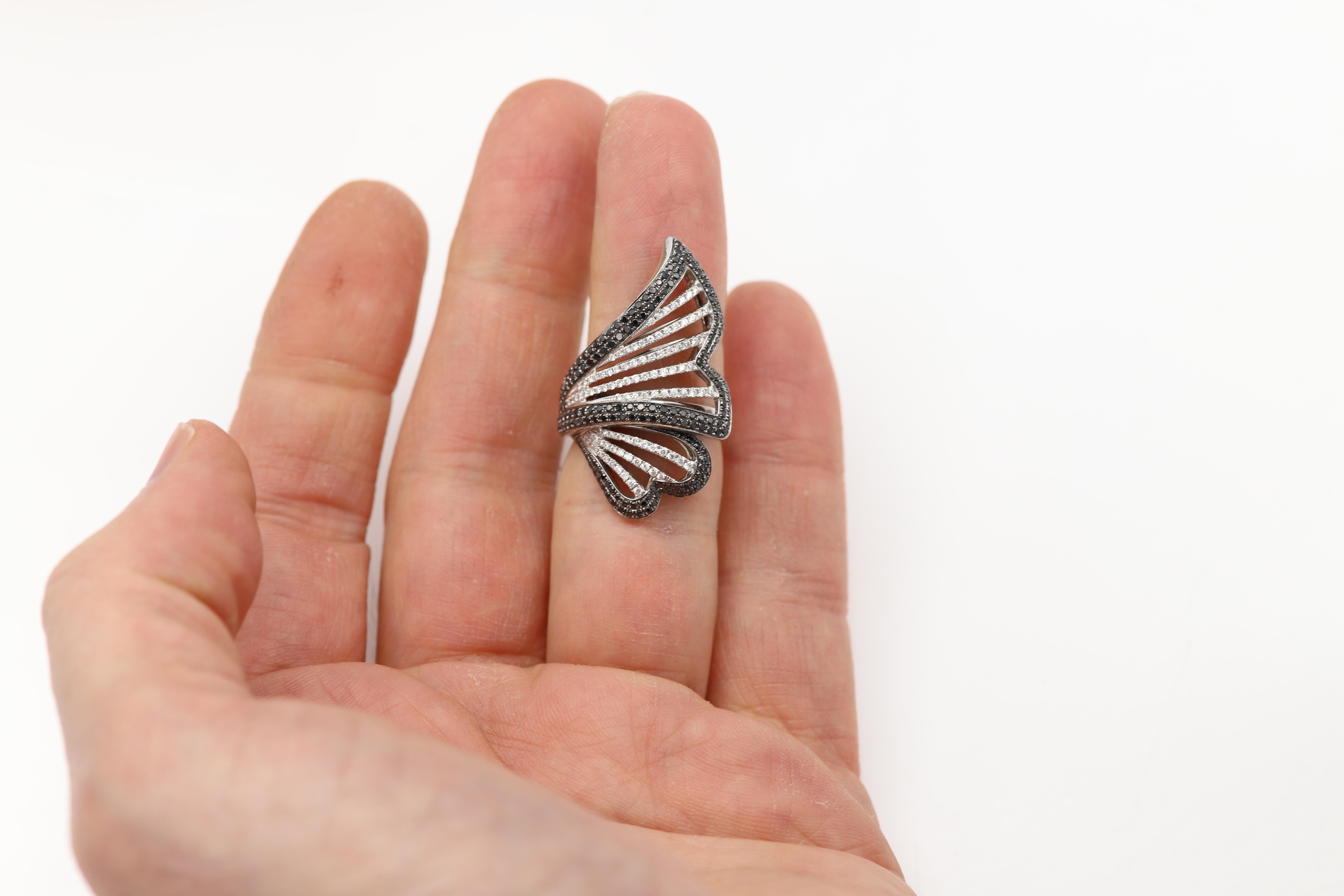 Grande anello con diamante nero in oro 18 carati con diamanti naturali bianchi e neri in vendita 2