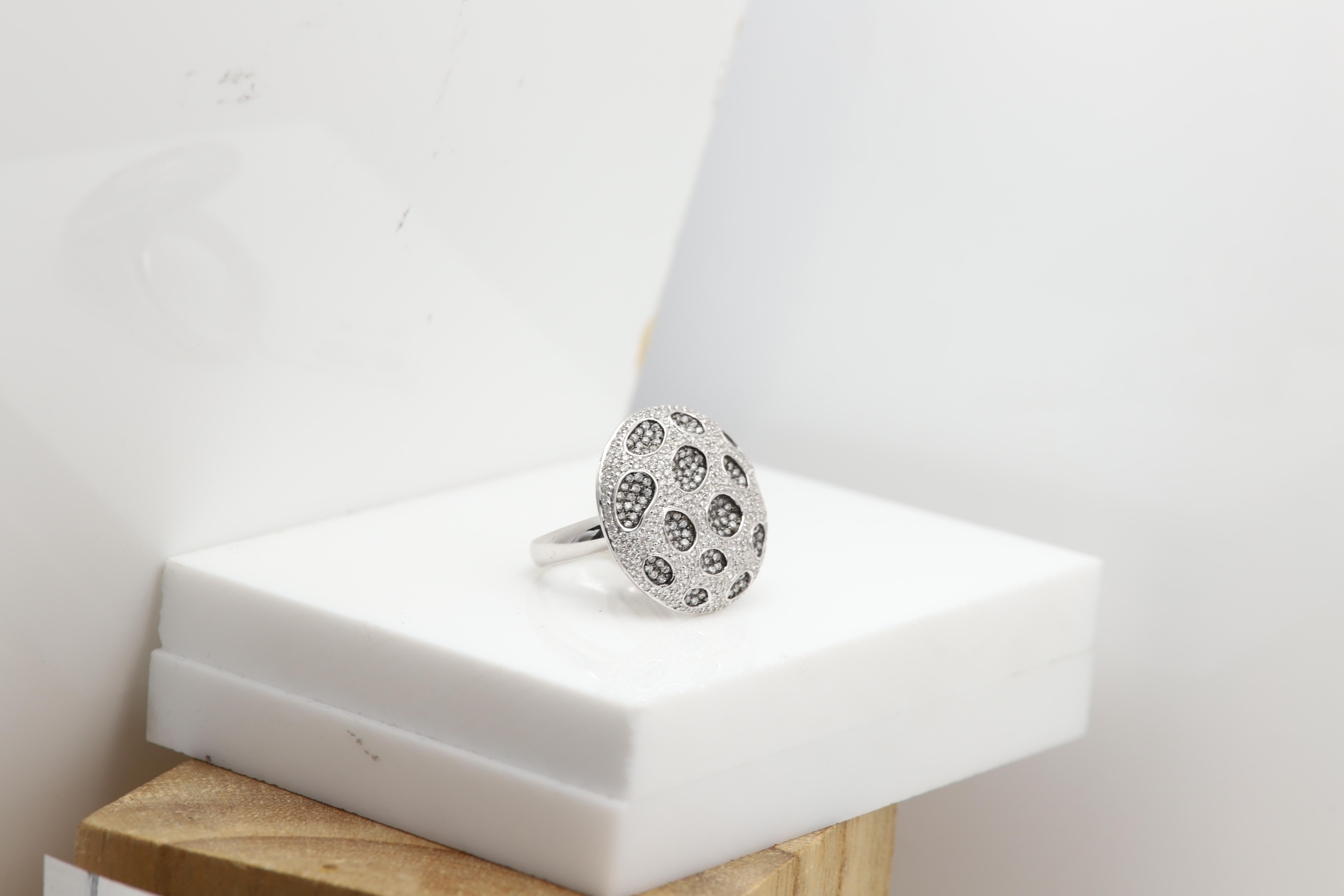 Large Diamond Ring 18 Karat Gold White natural Diamonds For Sale 2