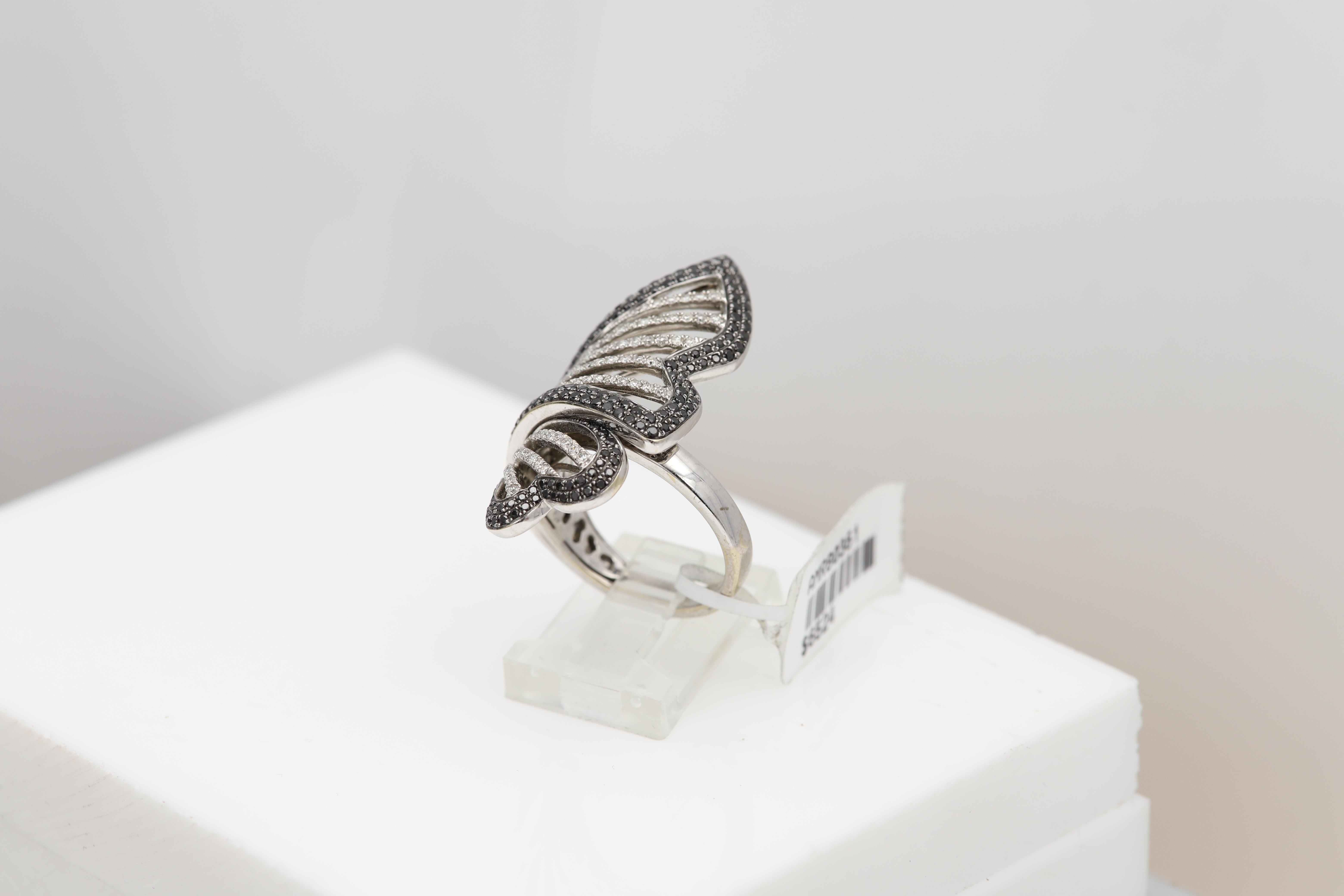 Grande anello con diamante nero in oro 18 carati con diamanti naturali bianchi e neri in vendita 3