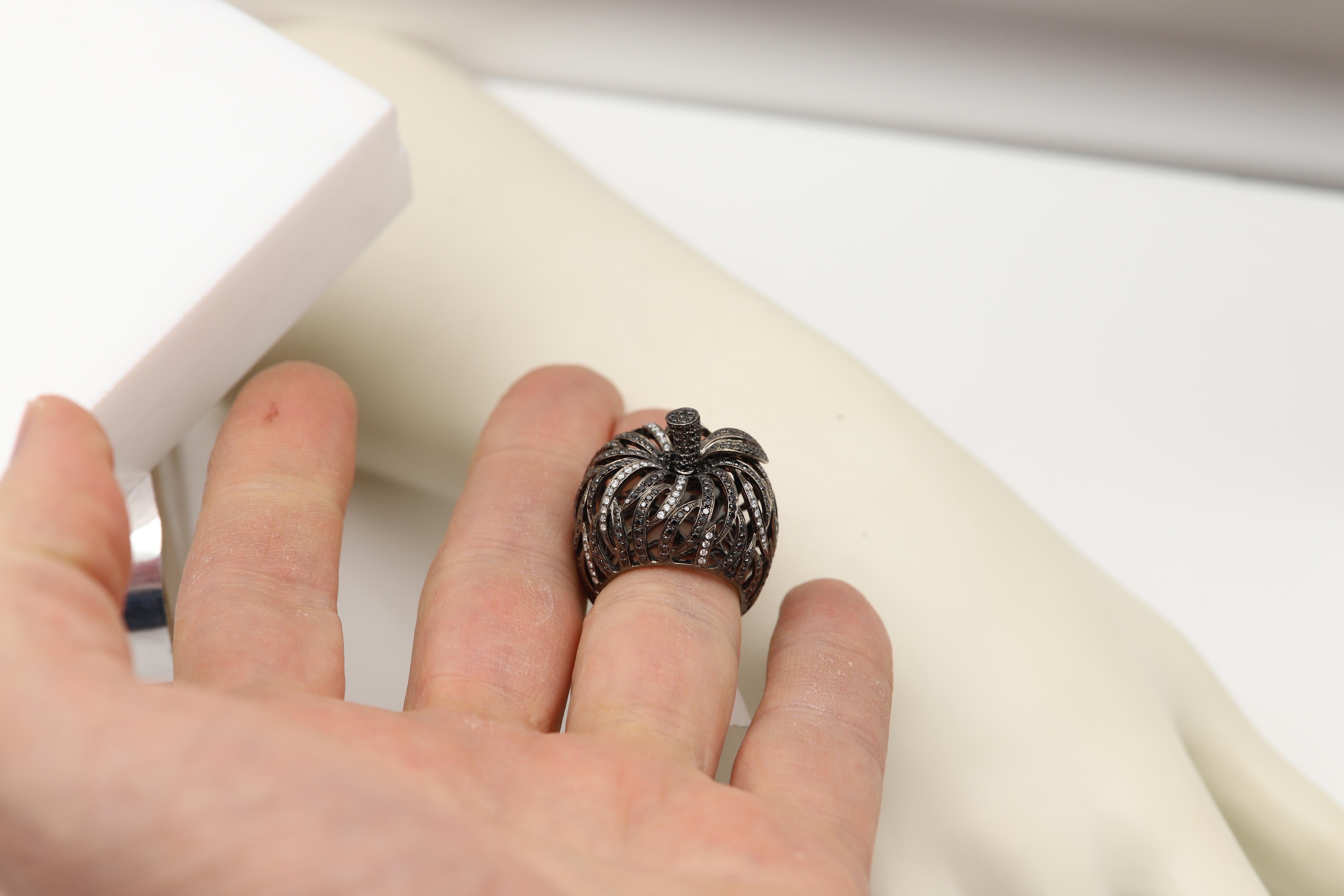 Großer schwarzer Diamantring aus 18 Karat Gold mit schwarzen und weißen natürlichen Diamanten im Angebot 3