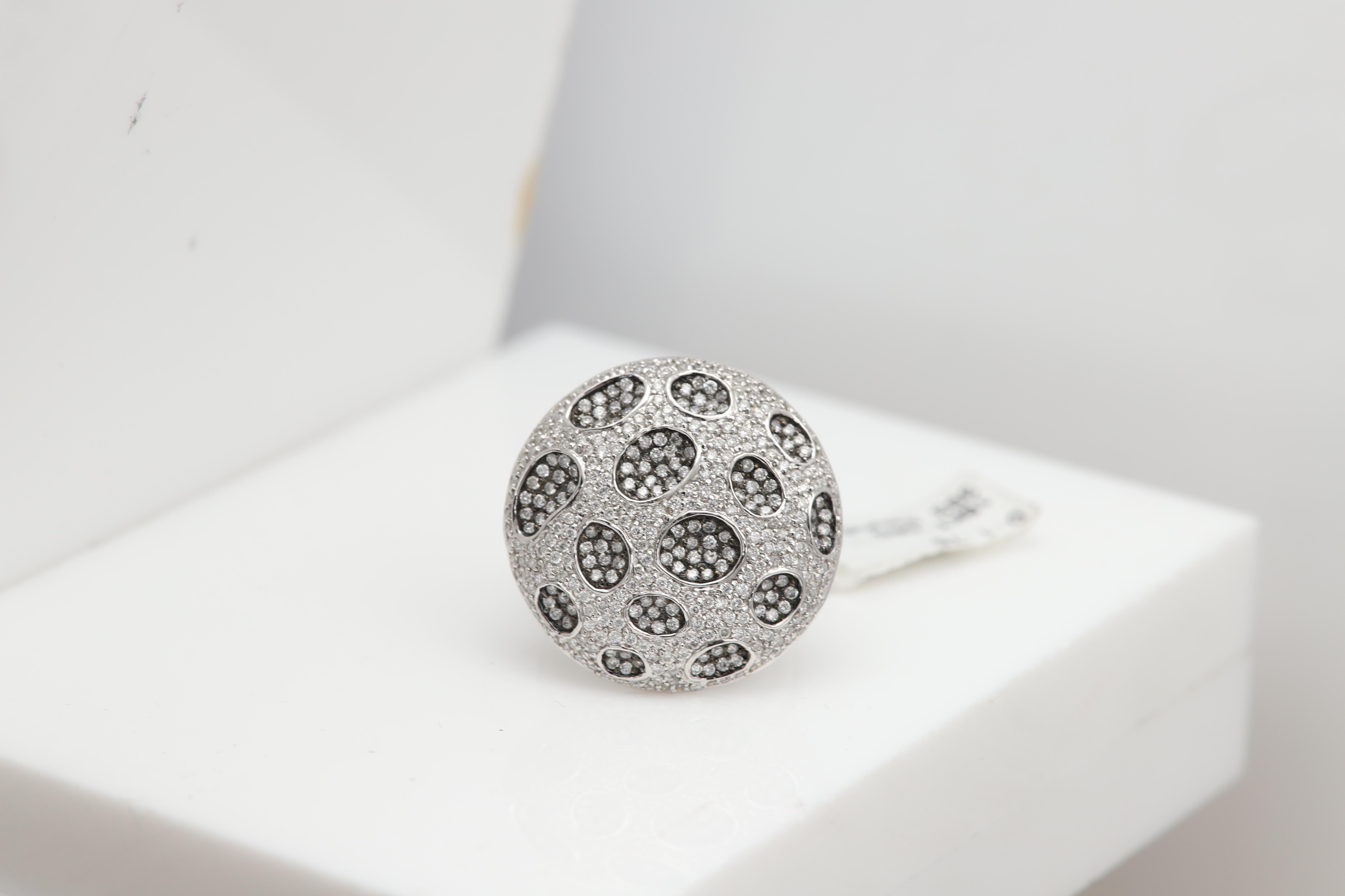 Large Diamond Ring 18 Karat Gold White natural Diamonds For Sale 3