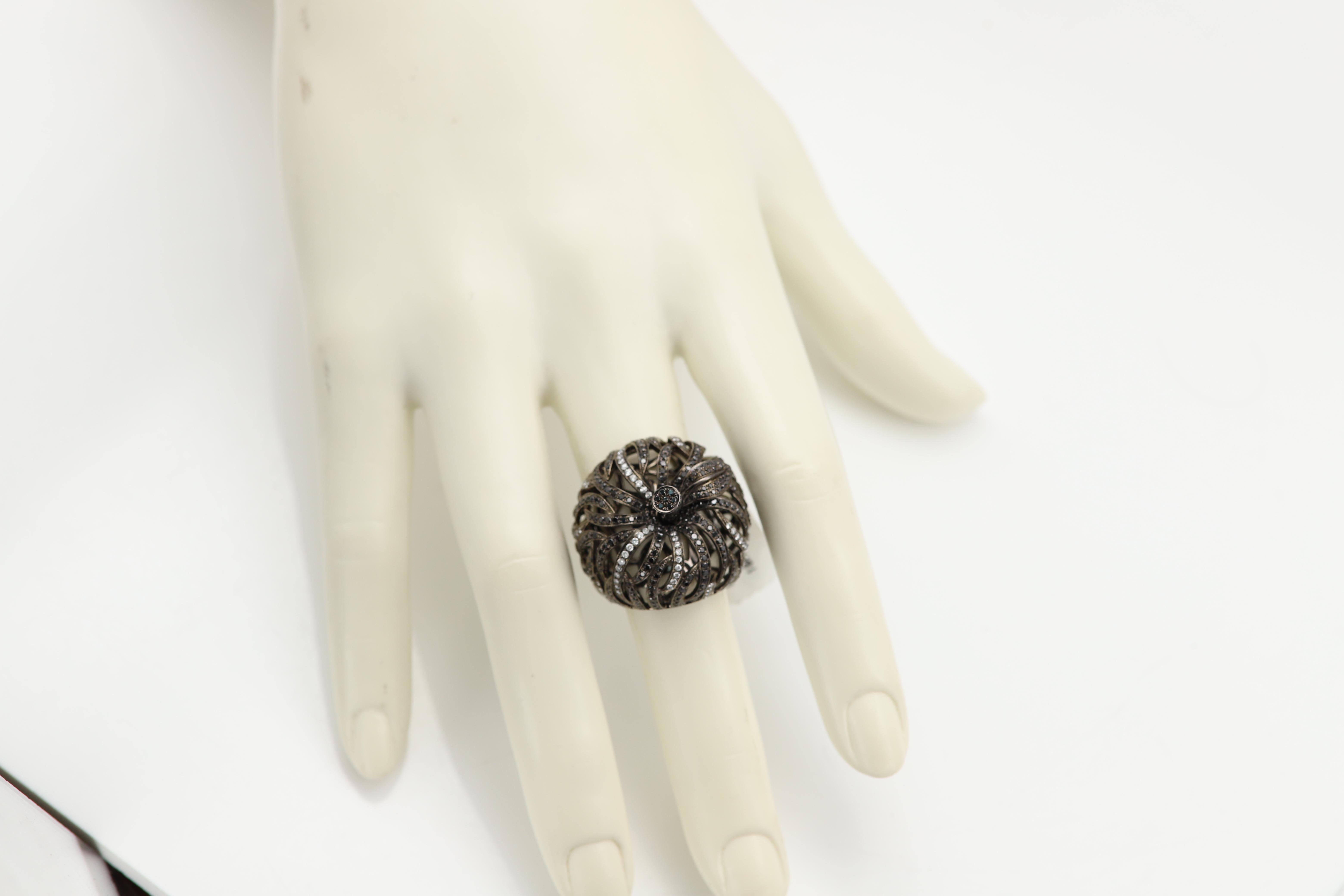 Großer schwarzer Diamantring aus 18 Karat Gold mit schwarzen und weißen natürlichen Diamanten im Angebot 4