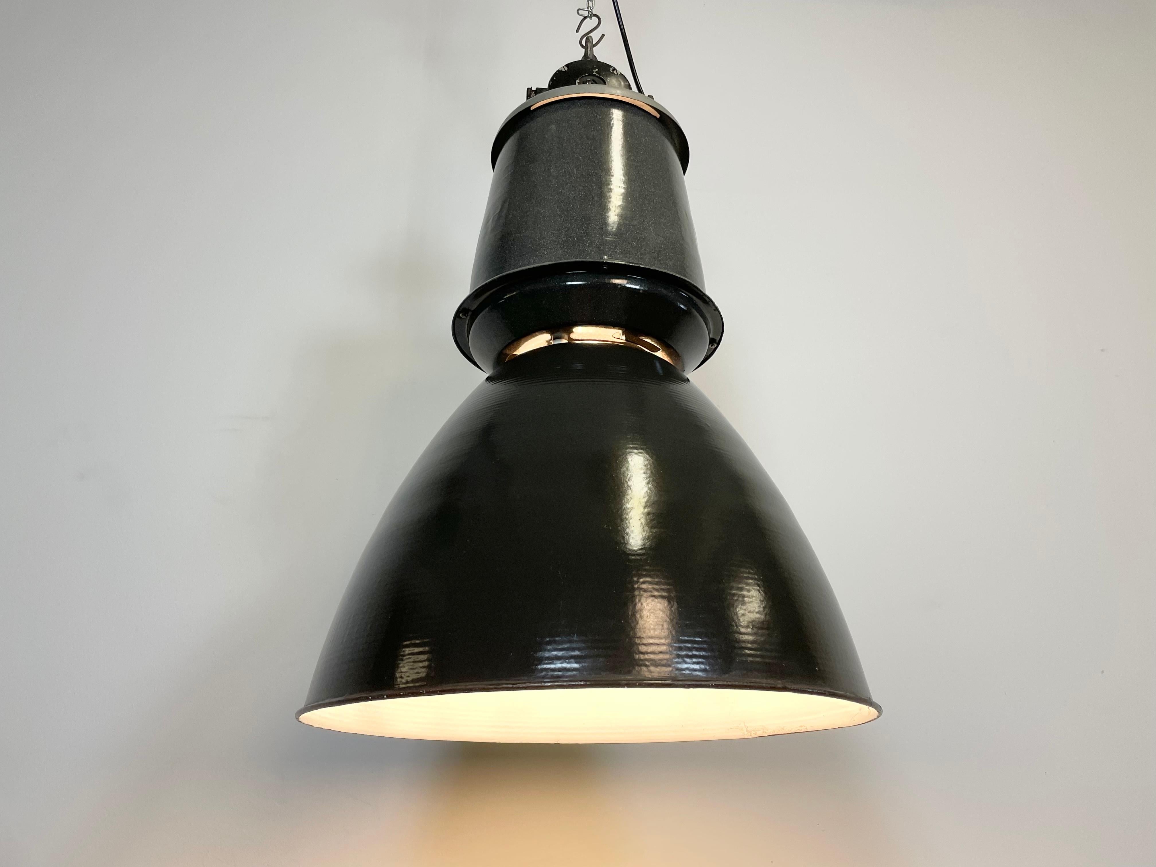 Grande lampe industrielle en émail noir de Elektrosvit, années 1960 en vente 3