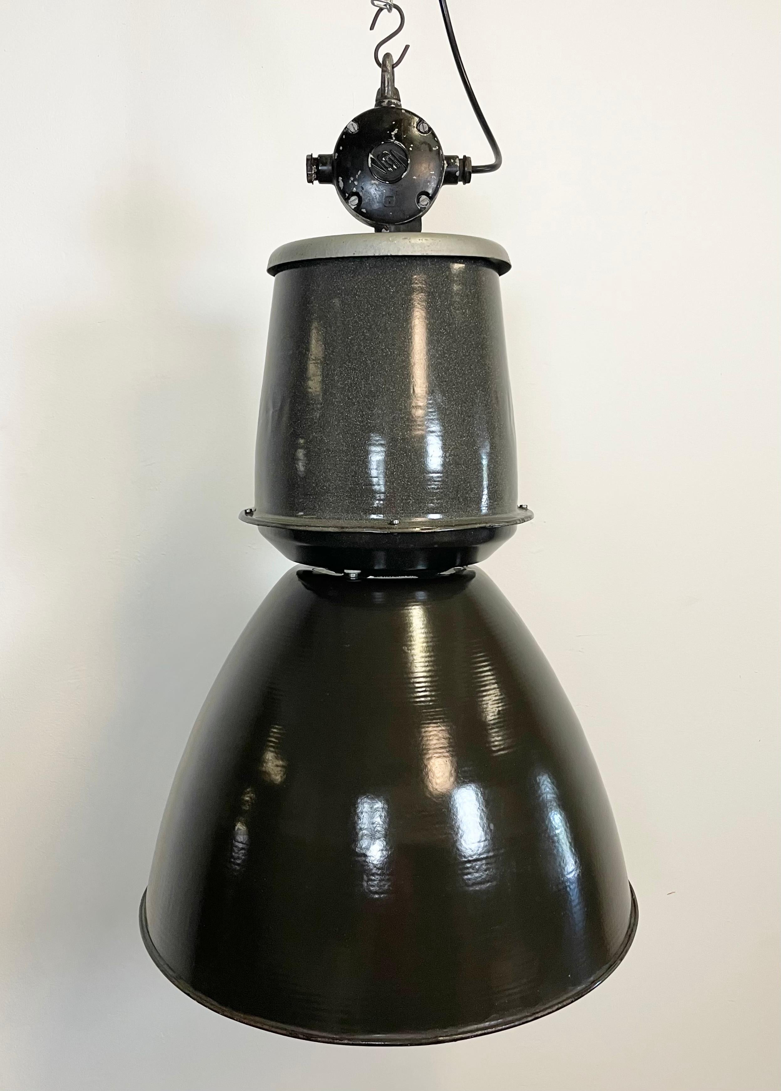 Industriel Grande lampe industrielle en émail noir de Elektrosvit, années 1960 en vente