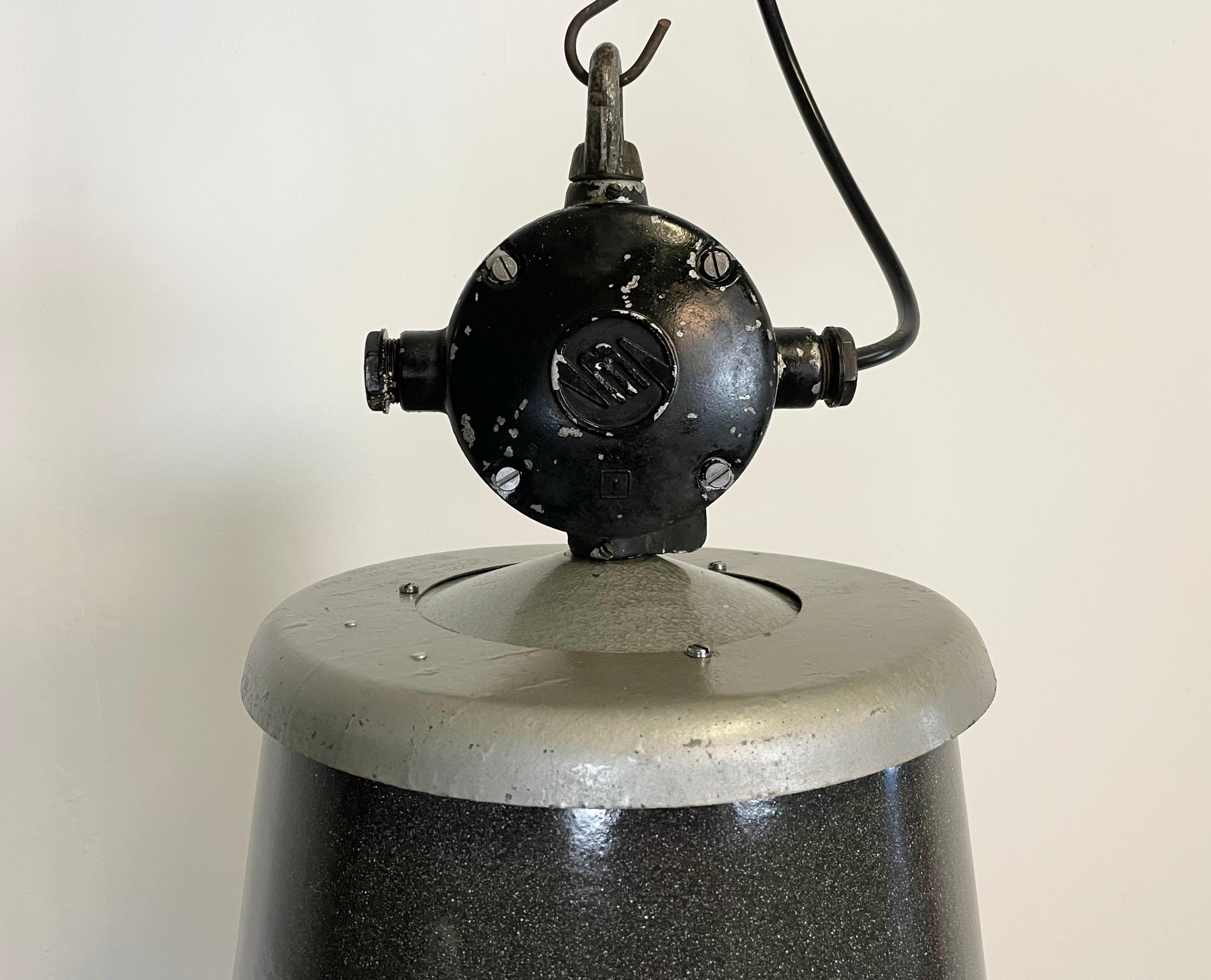 Large Black Enamel Industrial Lamp from Elektrosvit, 1960s In Good Condition For Sale In Kojetice, CZ