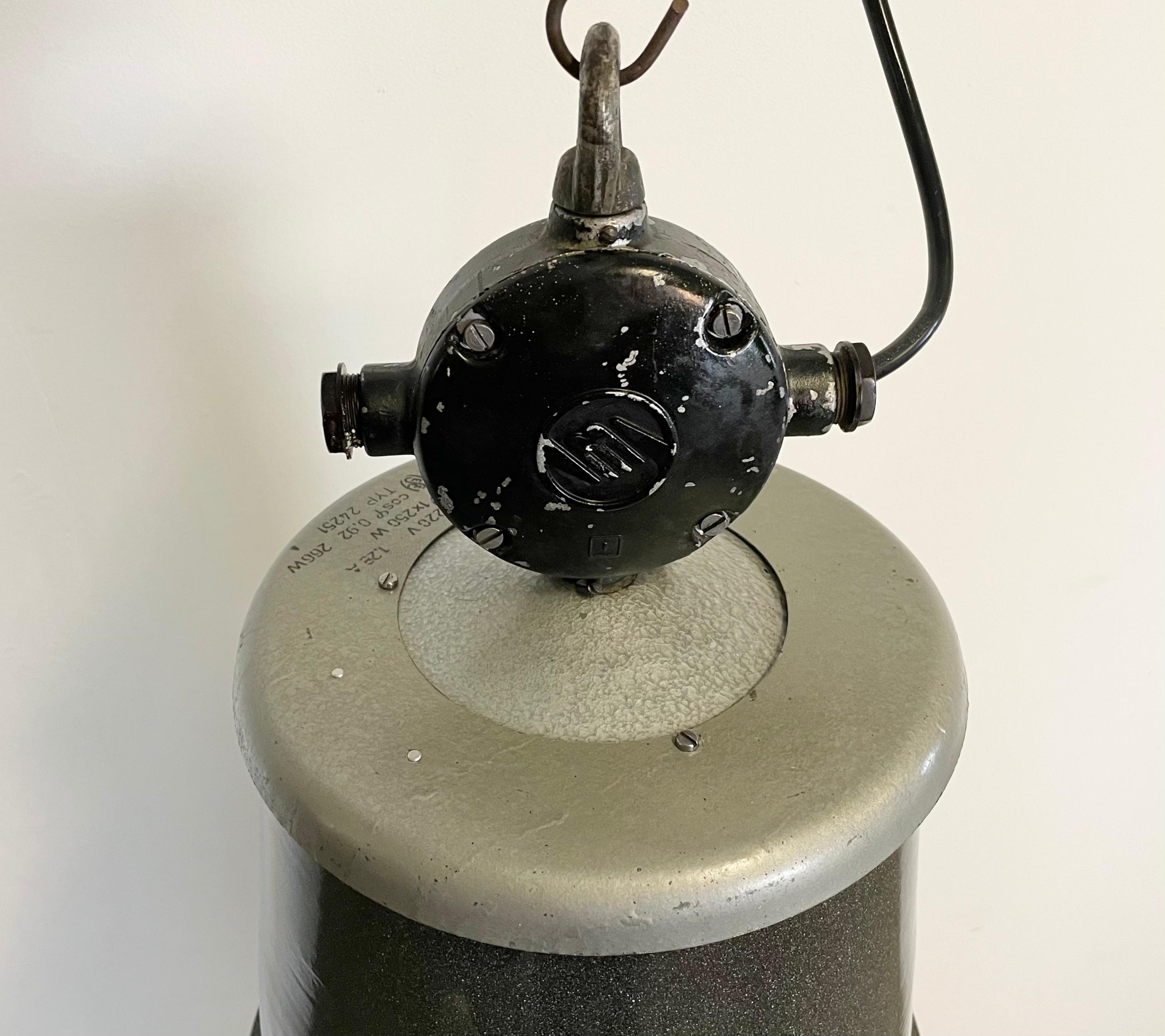 Grande lampe industrielle en émail noir de Elektrosvit, années 1960 Bon état - En vente à Kojetice, CZ