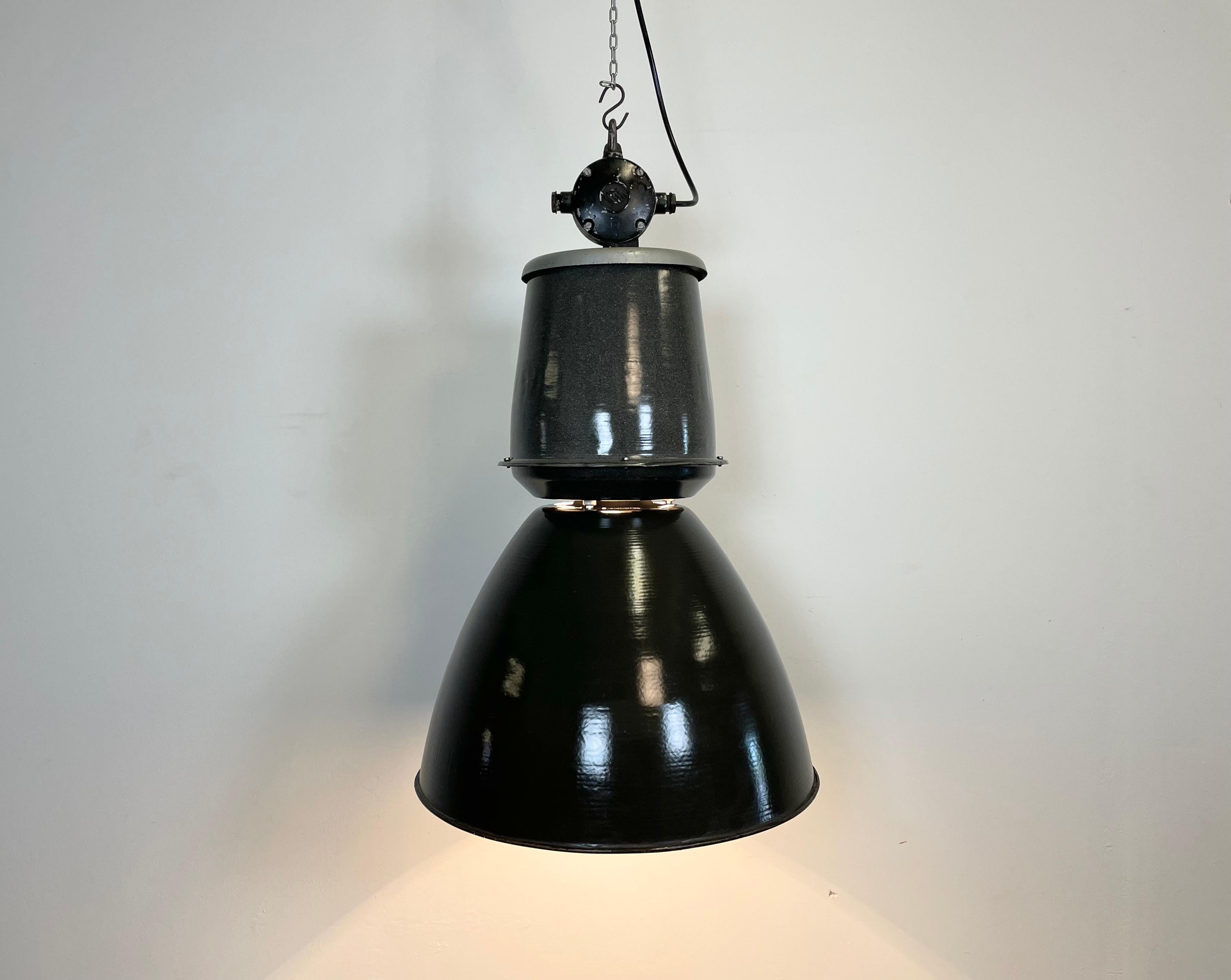 Grande lampe industrielle en émail noir de Elektrosvit, années 1960 en vente 2