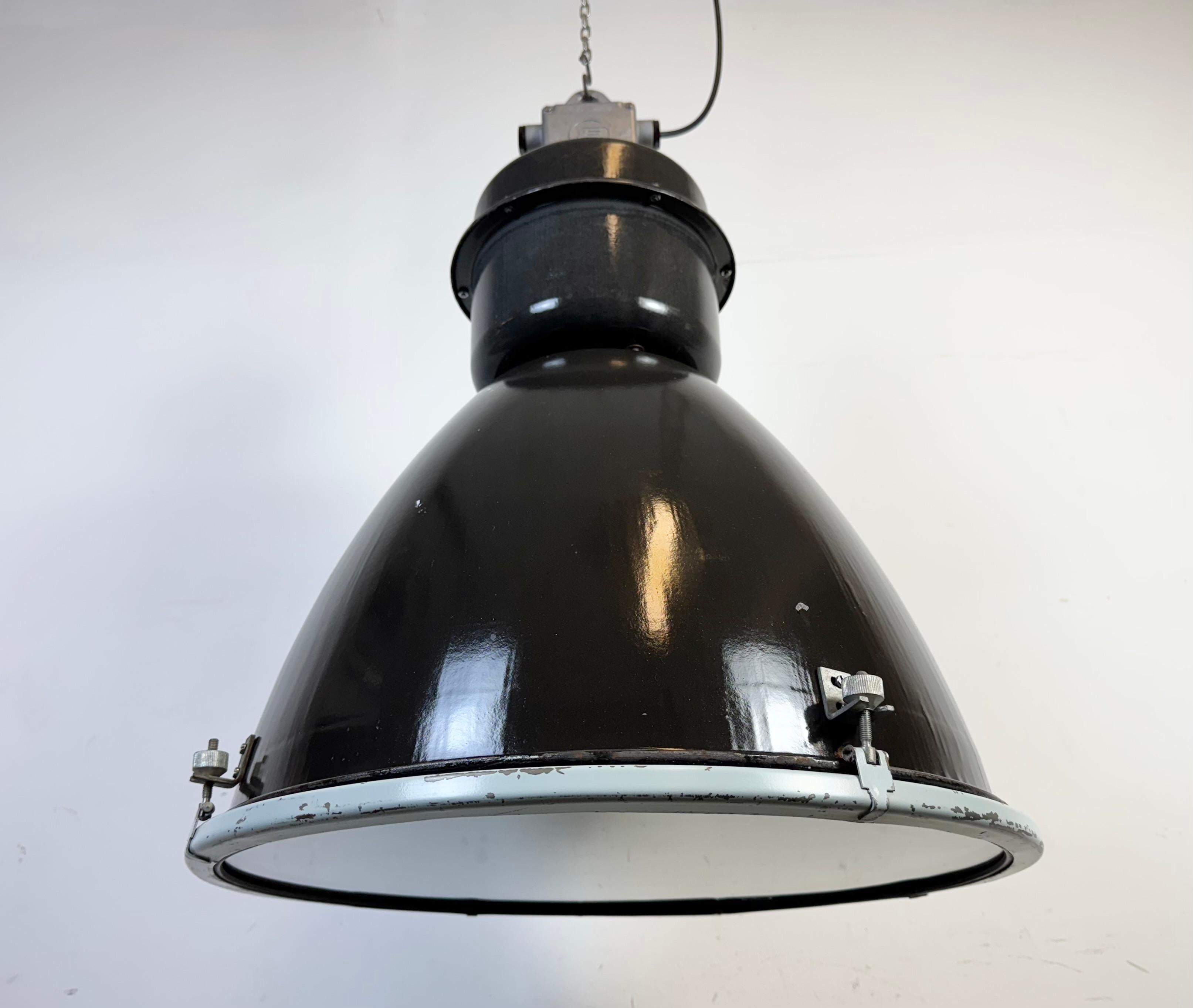 Large Black Enamel Industrial Lamp with Clear Glass Cover from Elektrosvit For Sale 6
