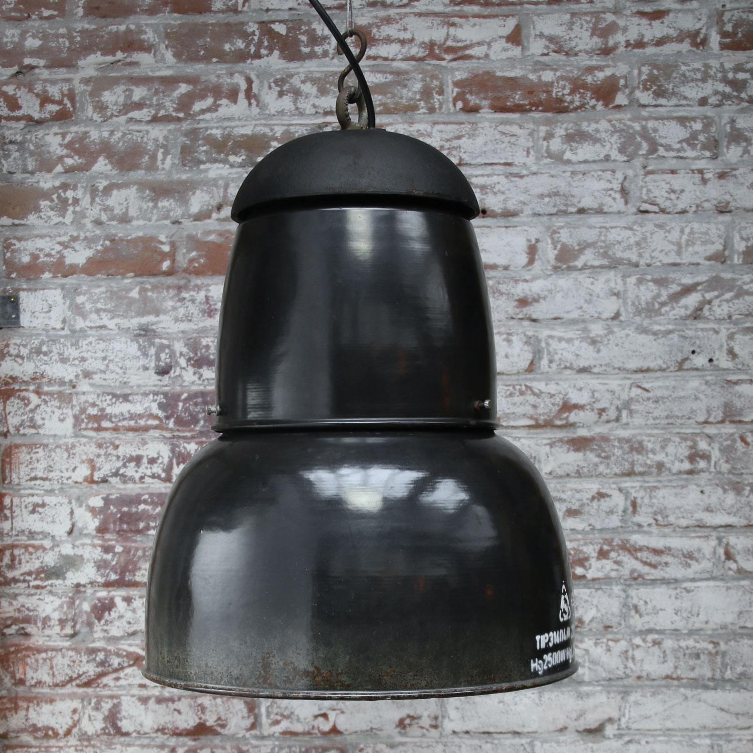 Large Black Enamel Industrial Pendant Cast Iron Top (5x) In Good Condition In Amsterdam, NL